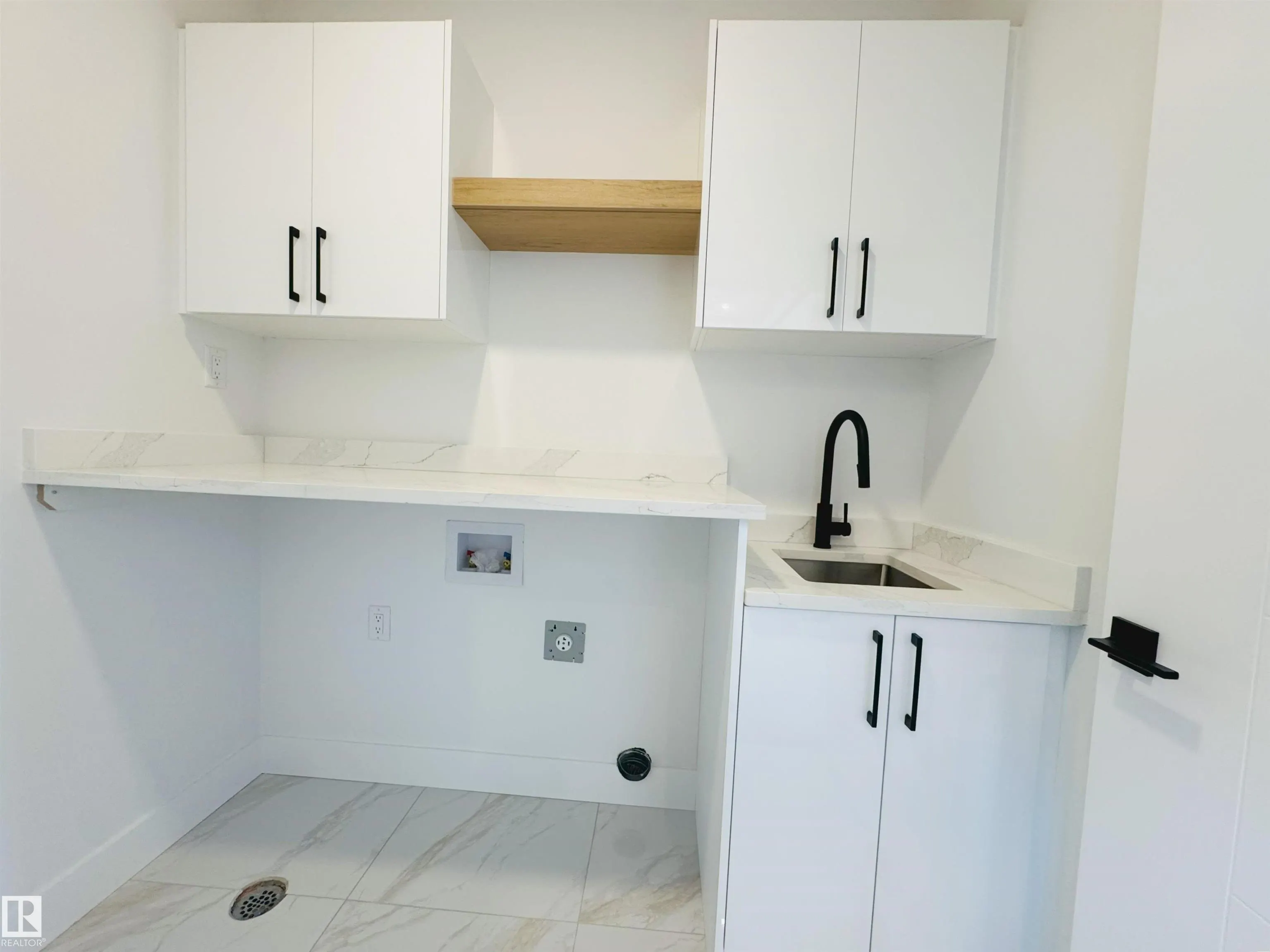 165 Edgewater Cir