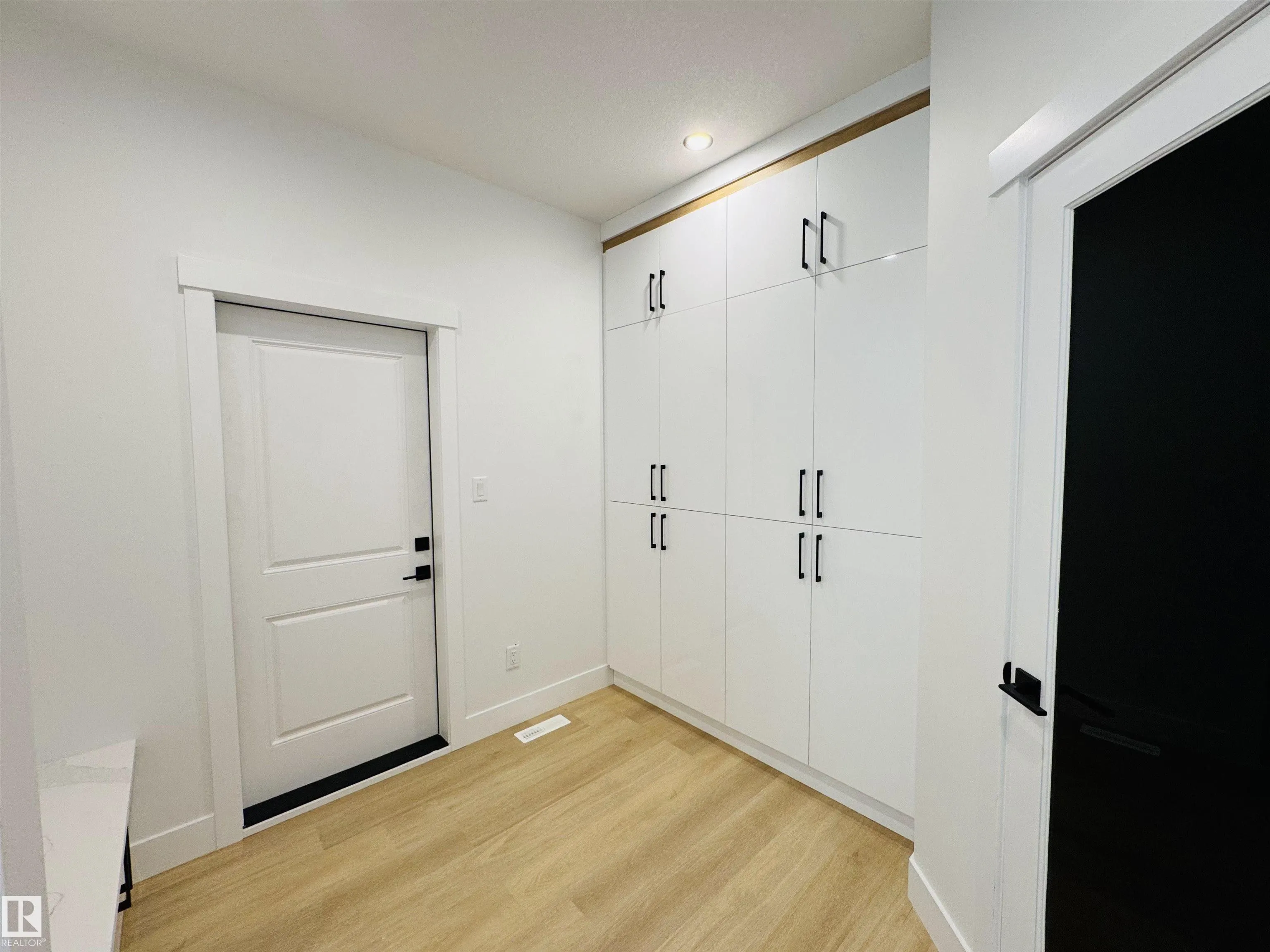 165 Edgewater Cir