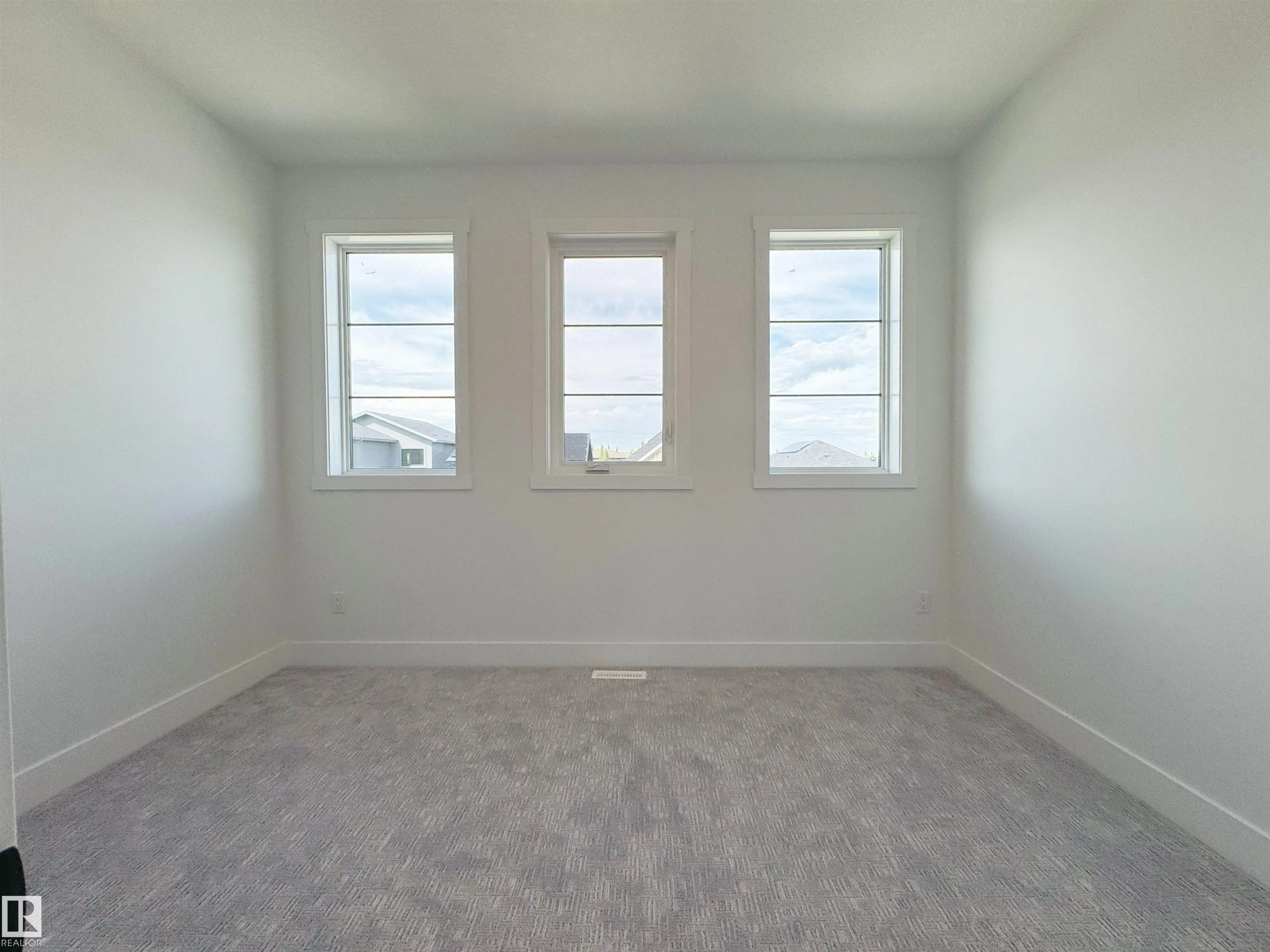 165 Edgewater Cir
