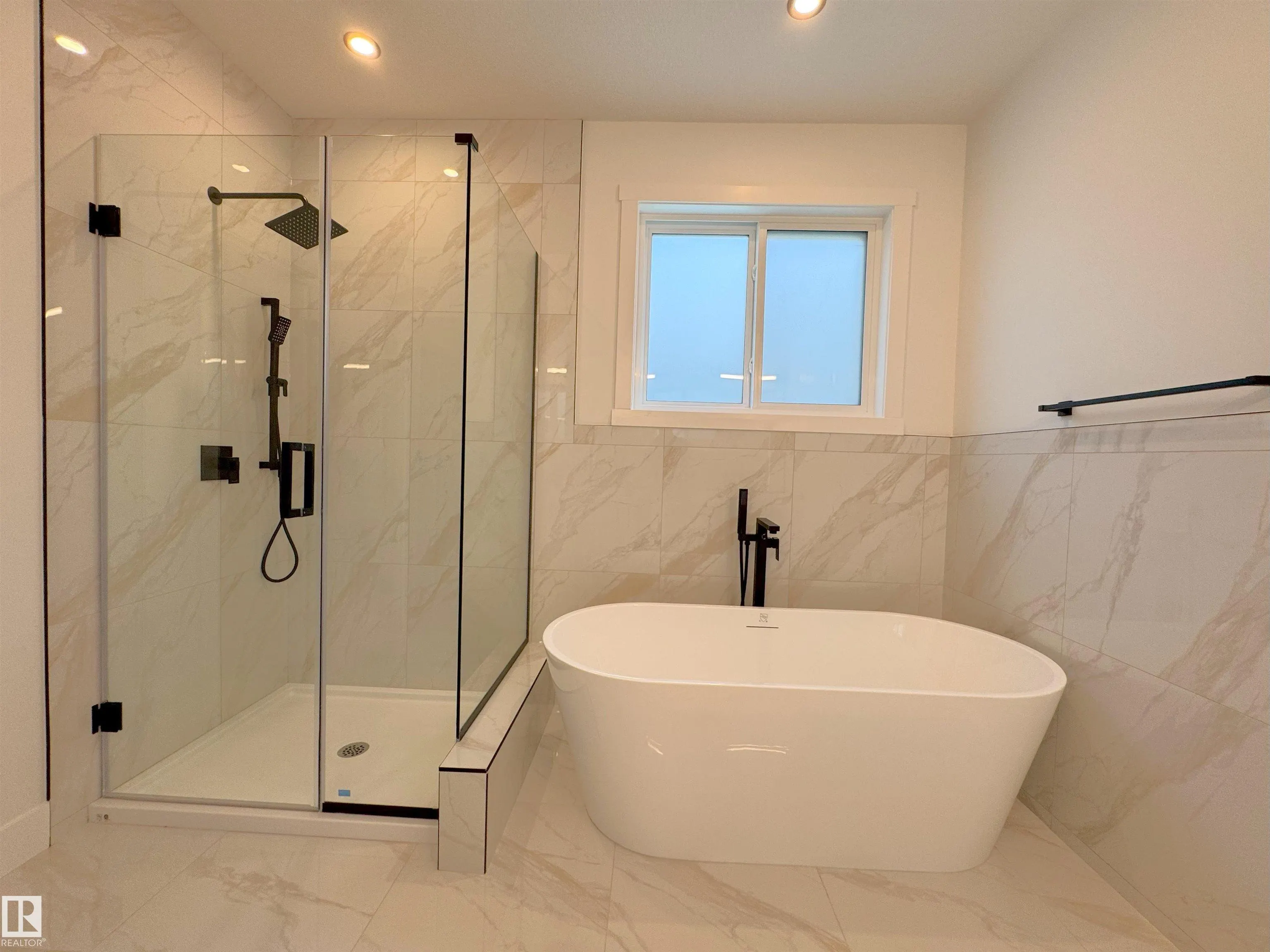 165 Edgewater Cir