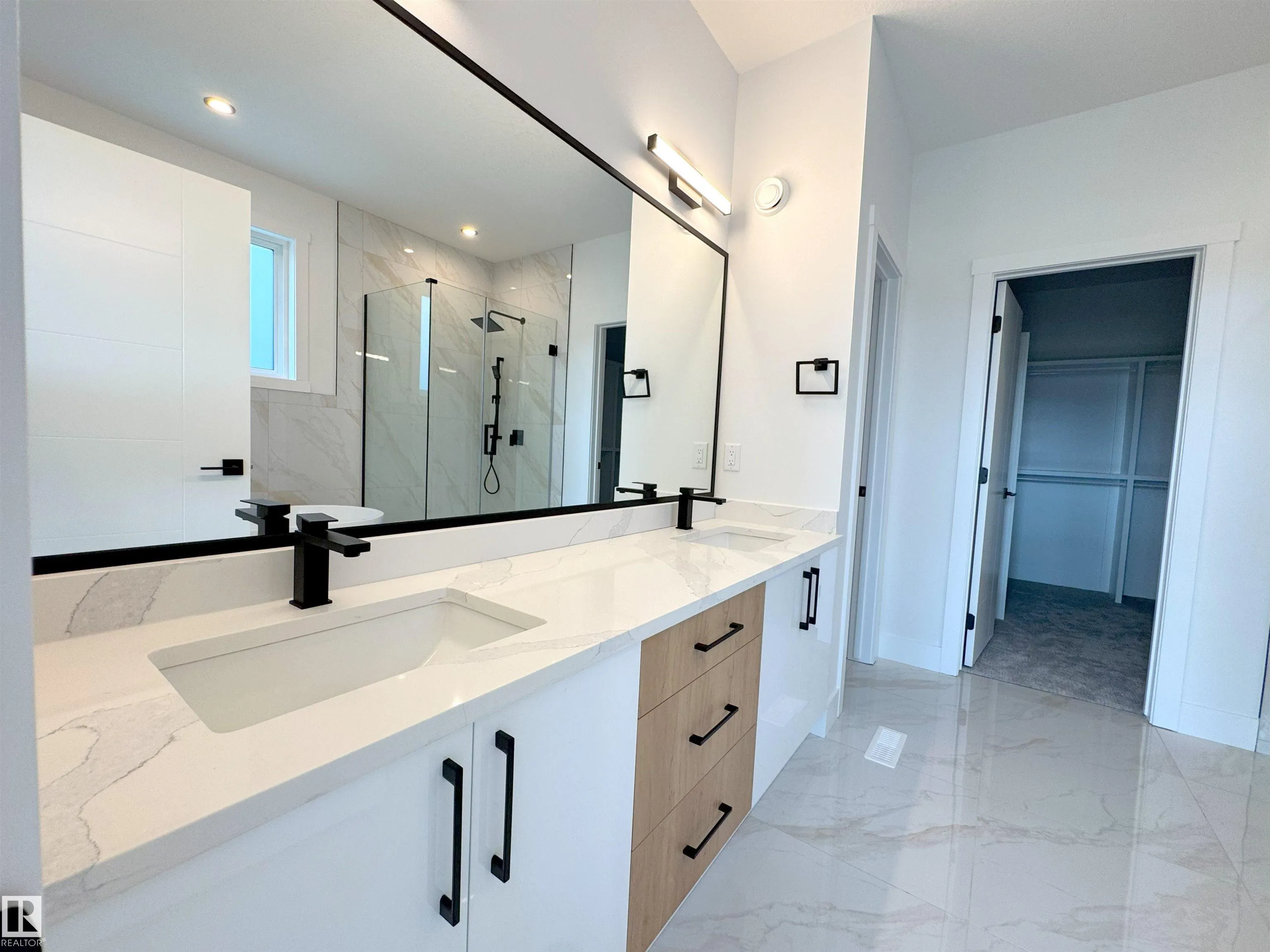 165 Edgewater Cir