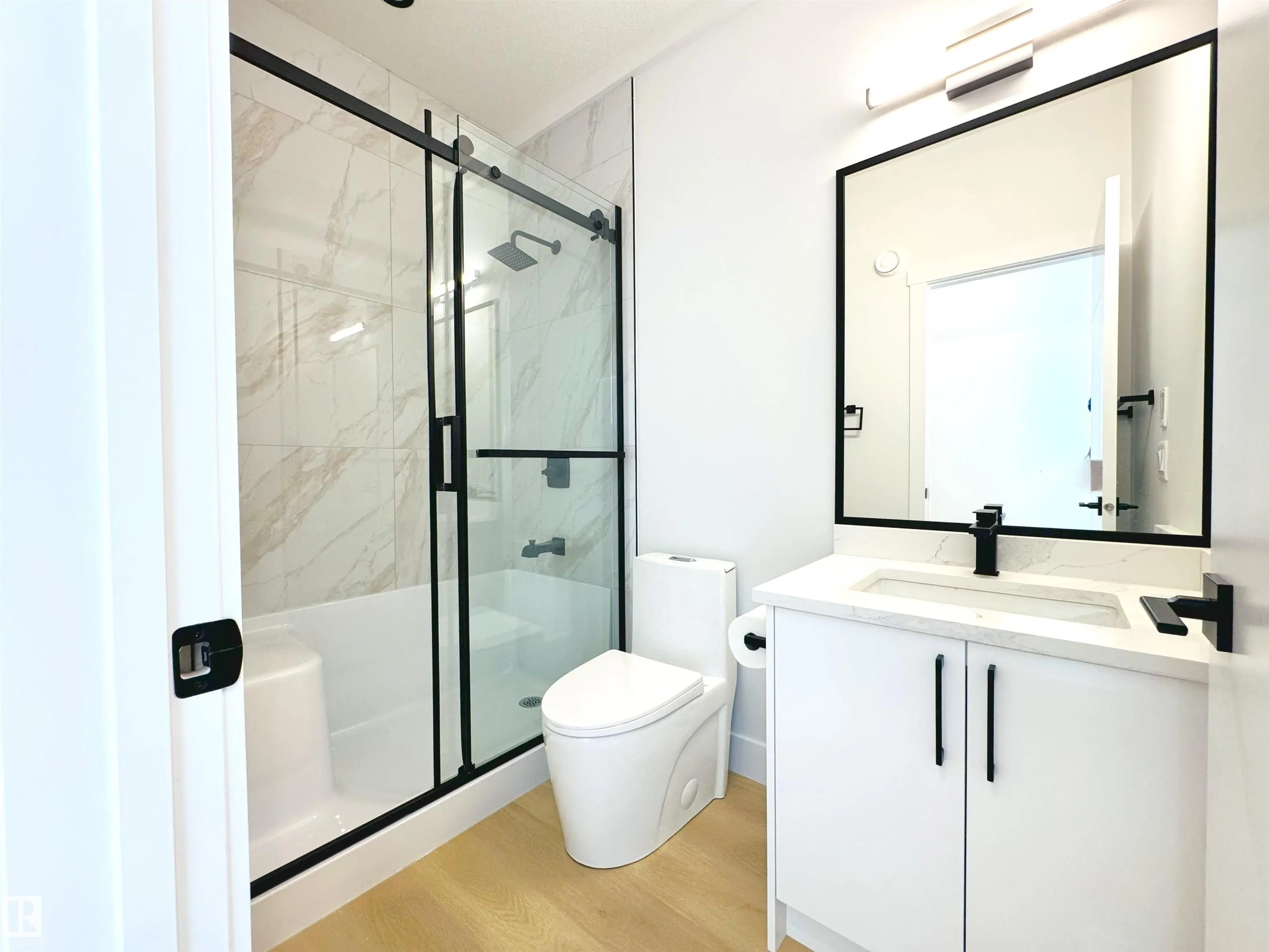 165 Edgewater Cir