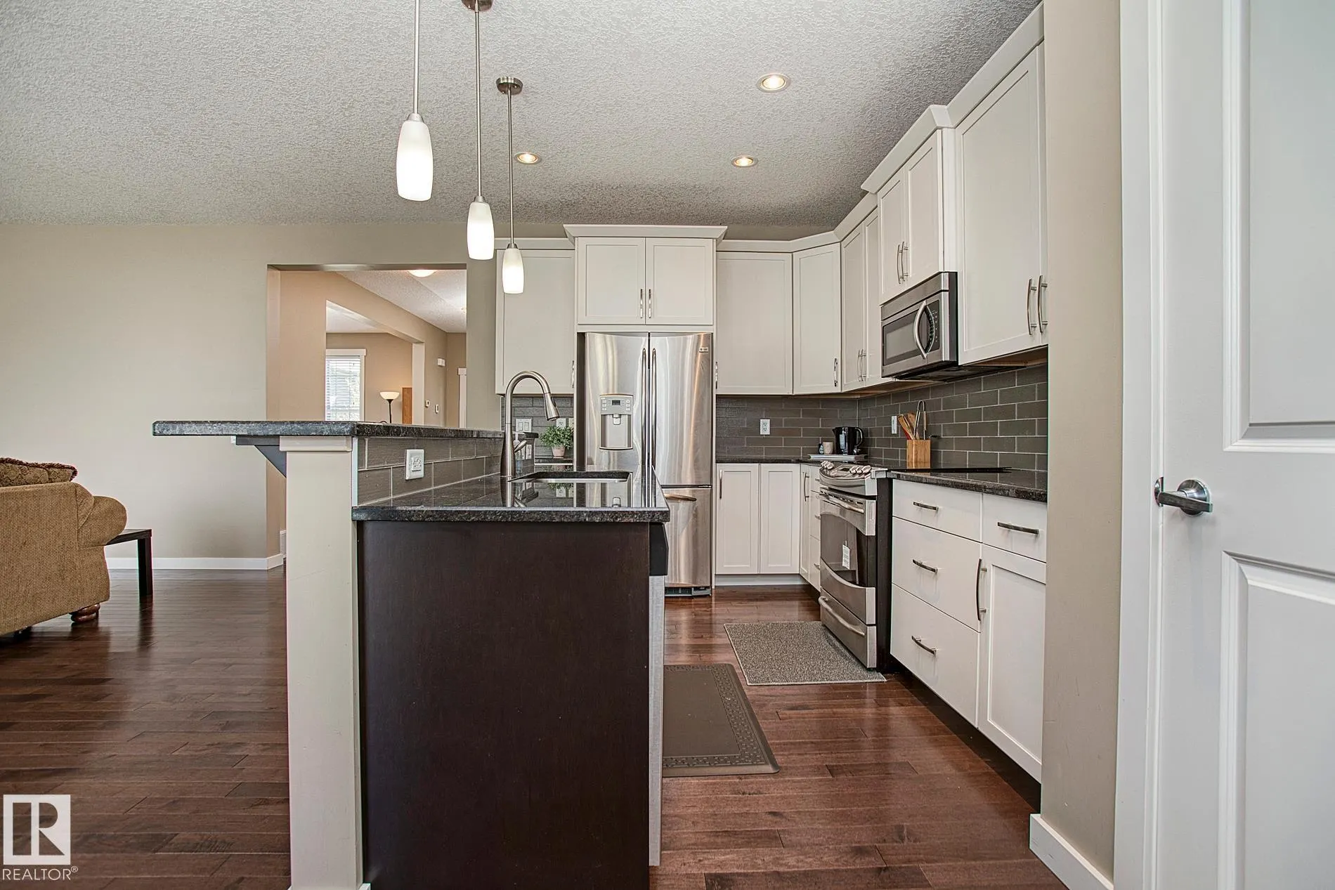 711 DECOTEAU Way