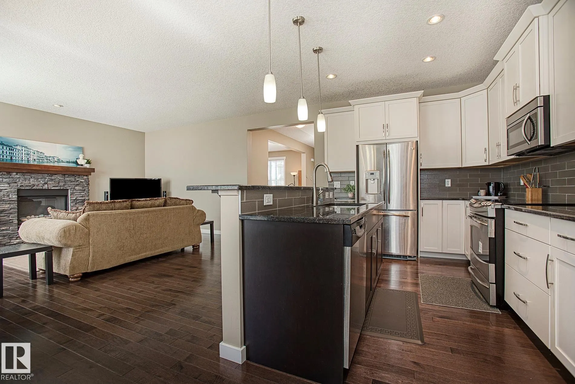 711 DECOTEAU Way