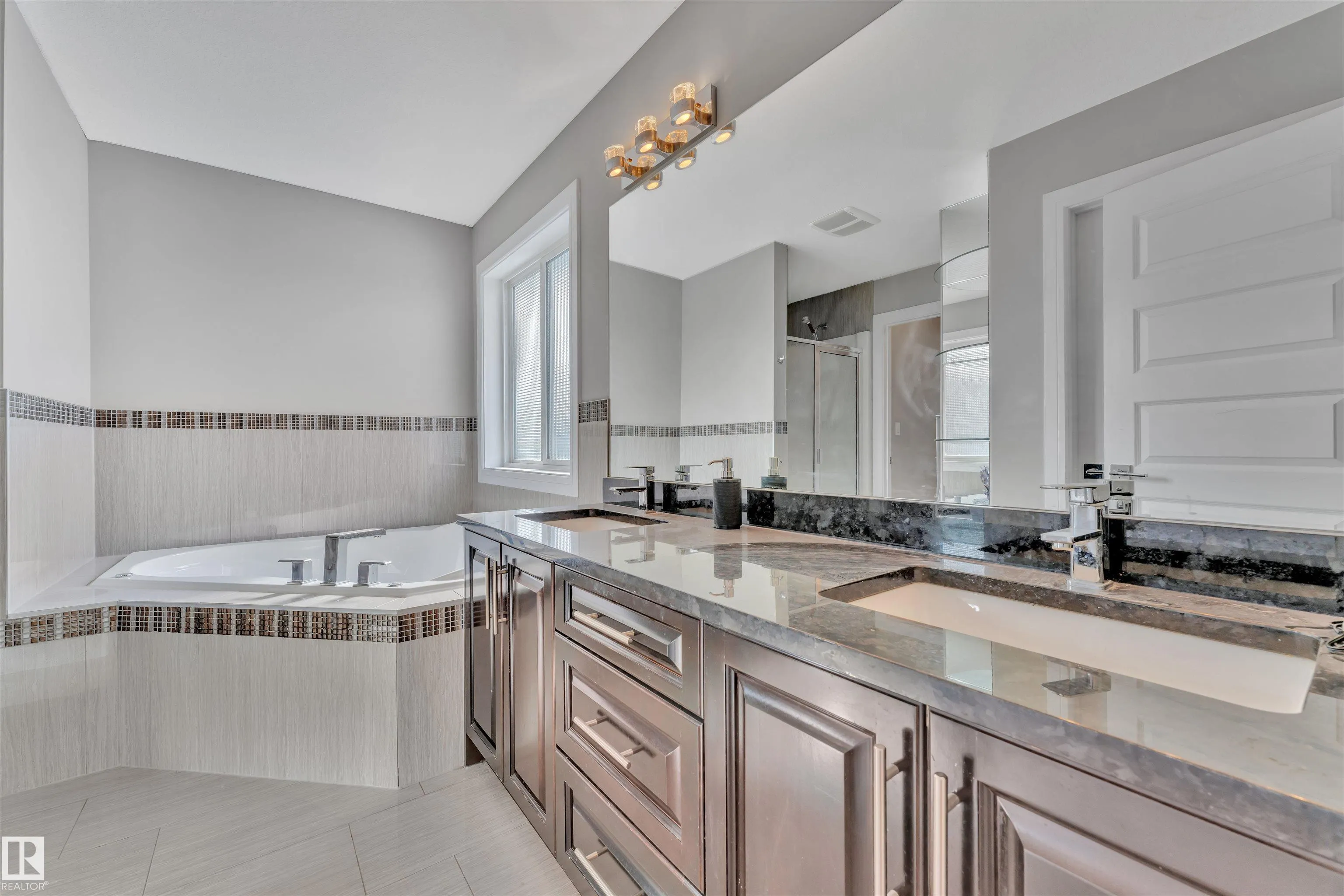 3948 CLAXTON Loop