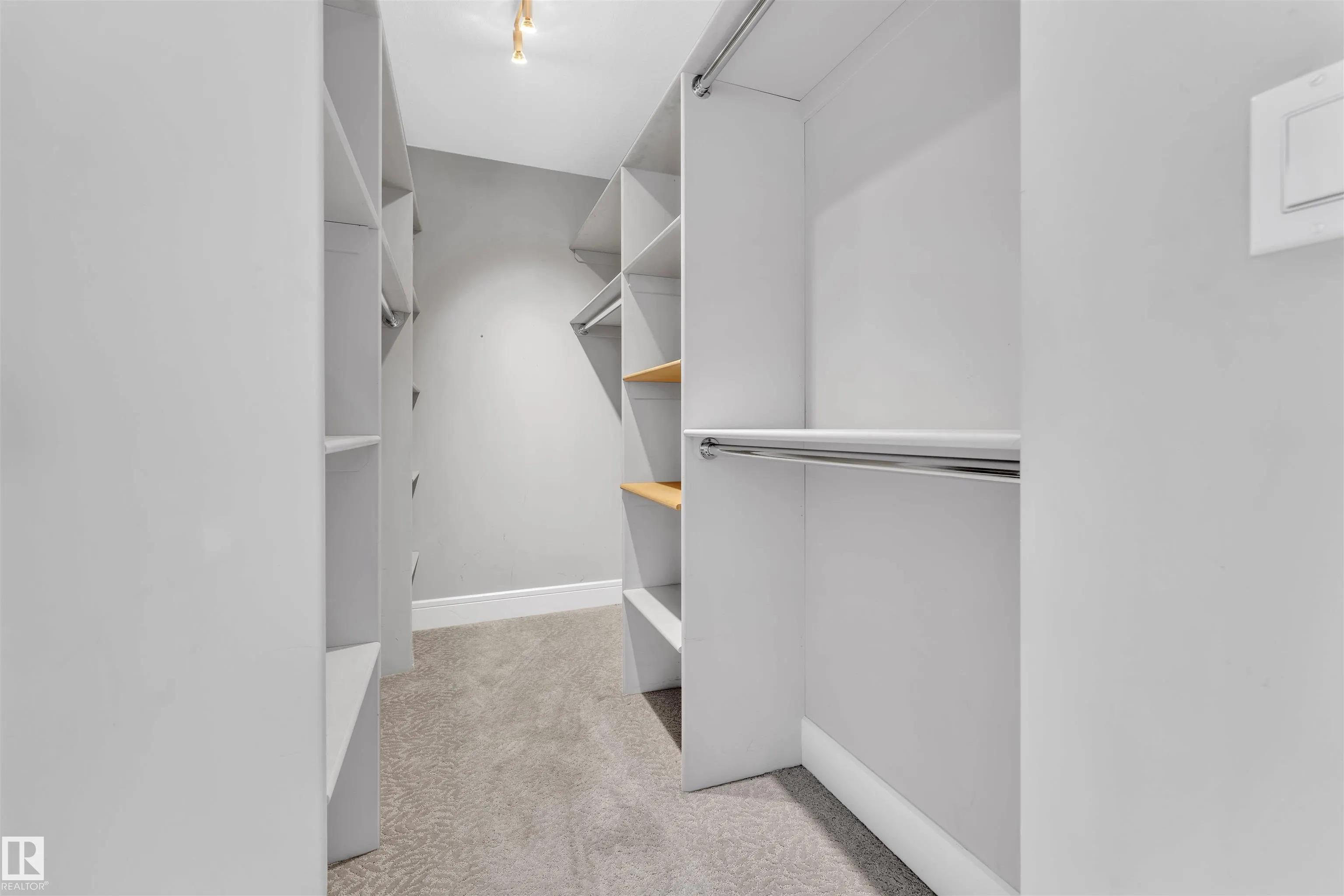 3948 CLAXTON Loop