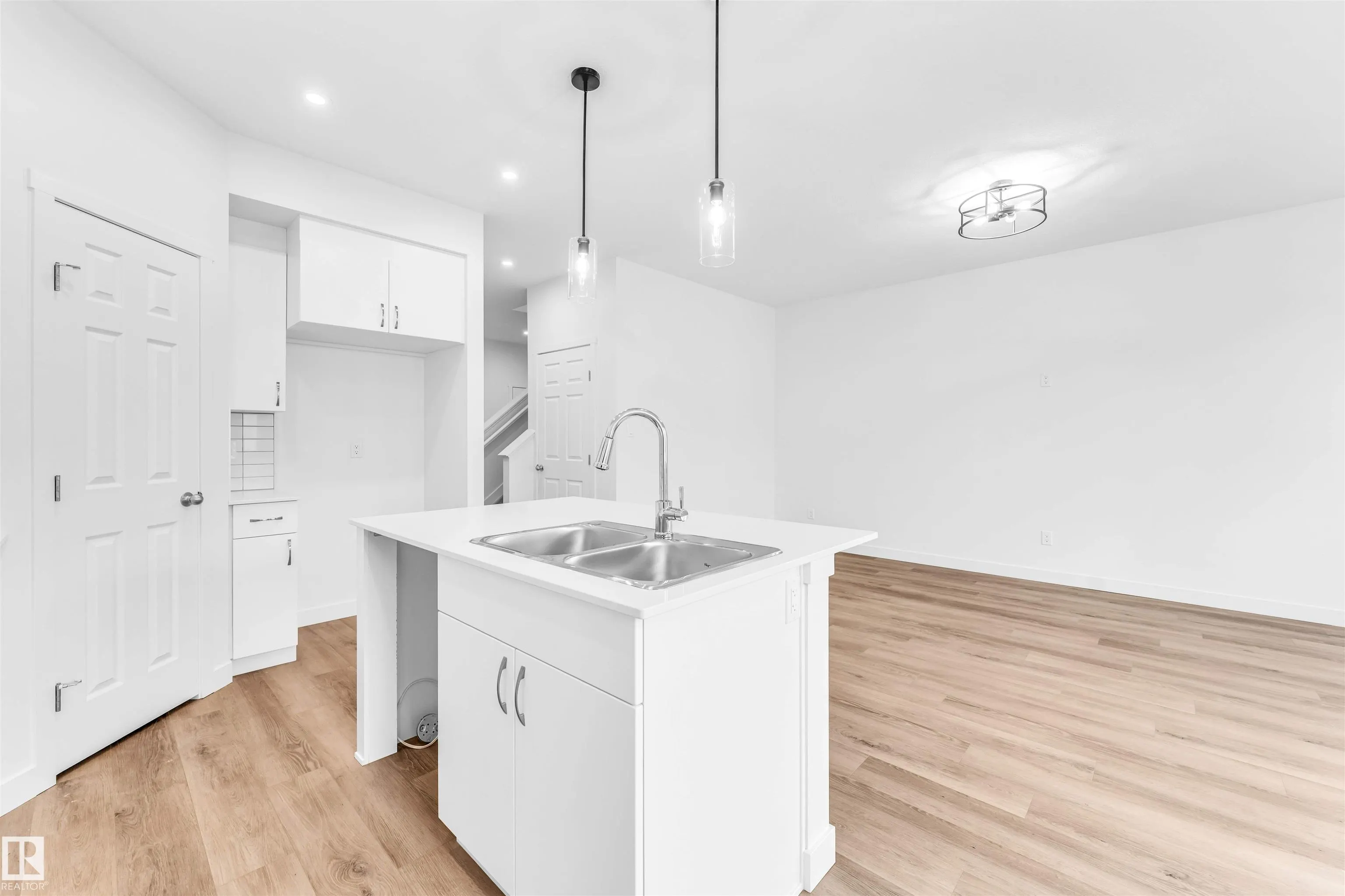 1216 13 Ave