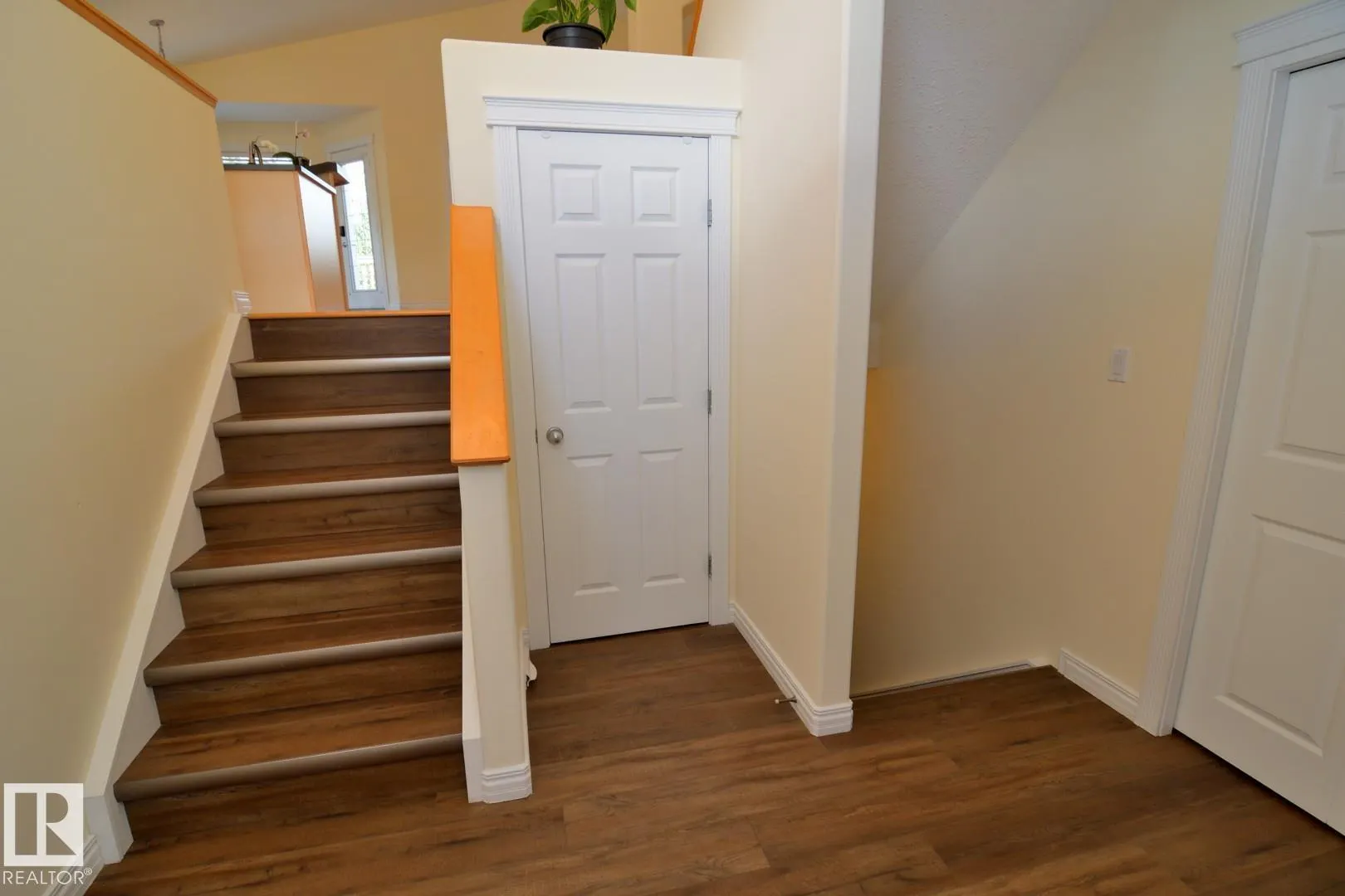 60 LAURALCREST Place