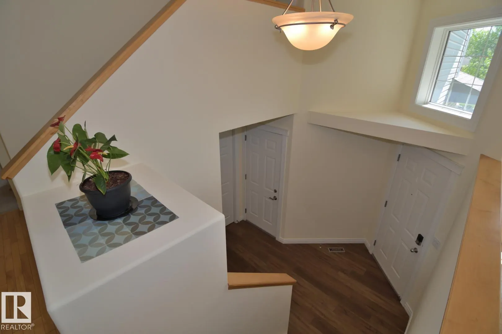 60 LAURALCREST Place