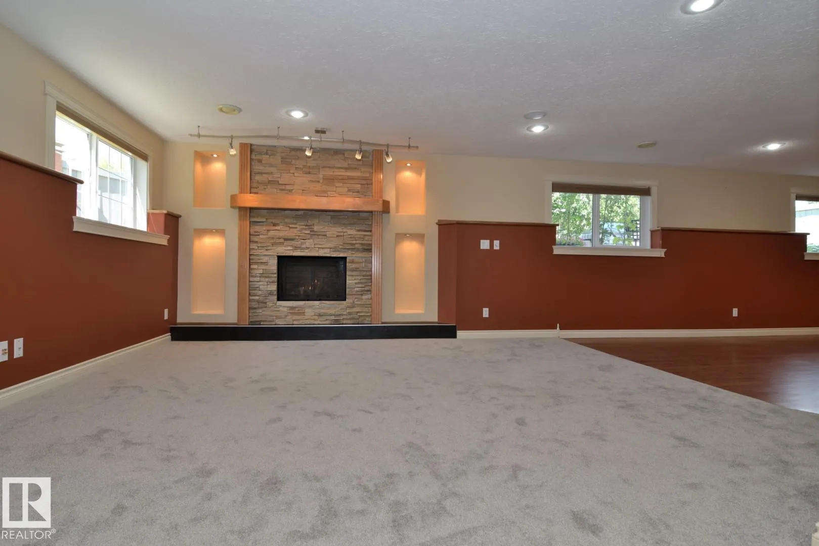 60 LAURALCREST Place