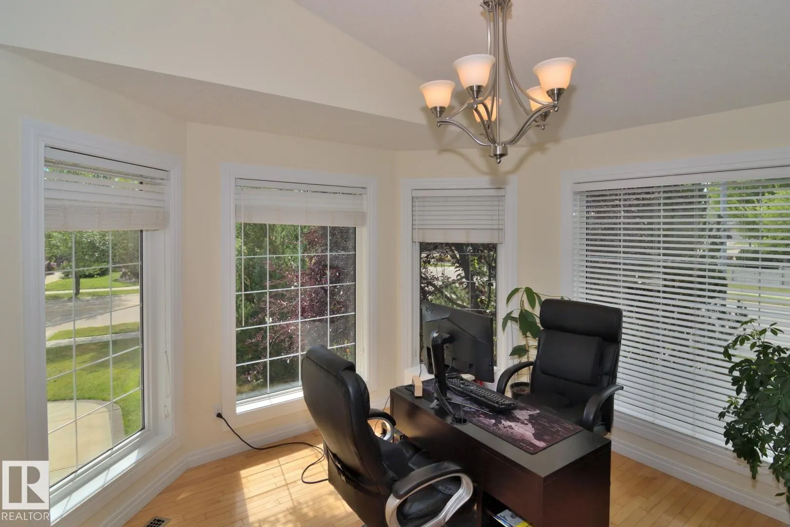 60 LAURALCREST Place