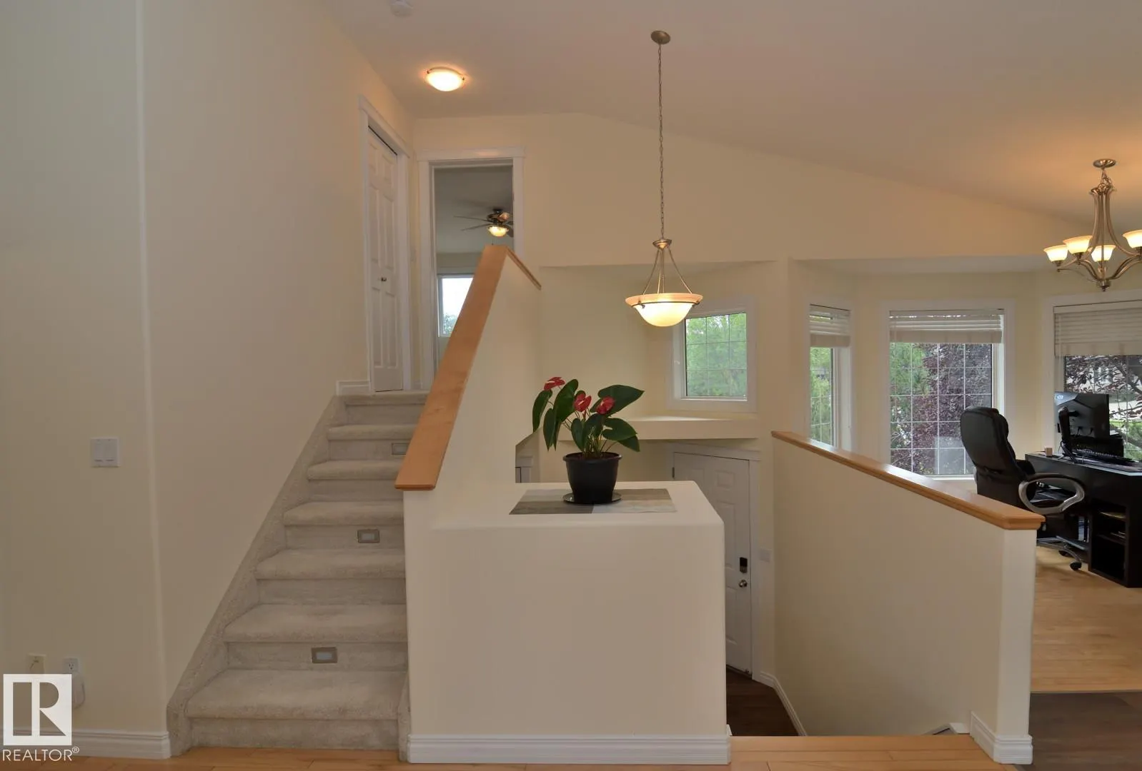 60 LAURALCREST Place