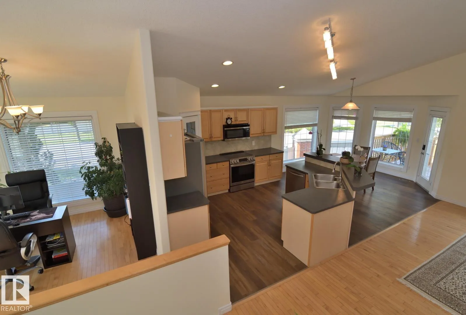 60 LAURALCREST Place