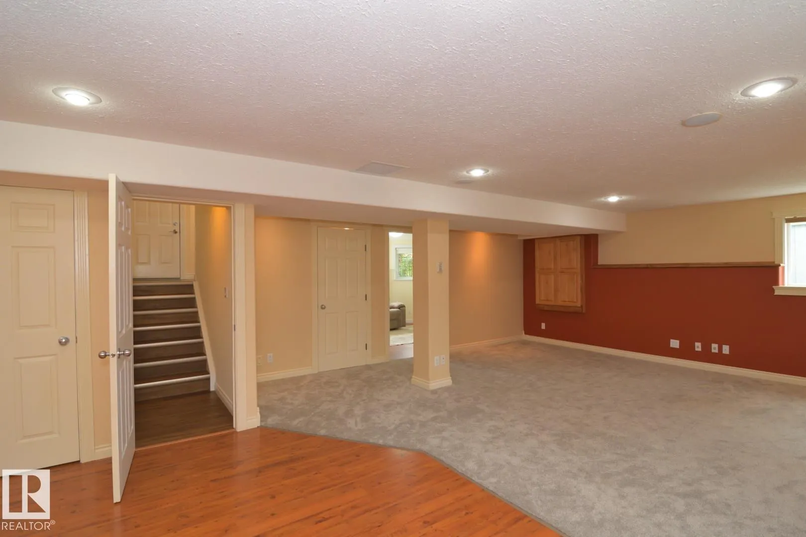 60 LAURALCREST Place