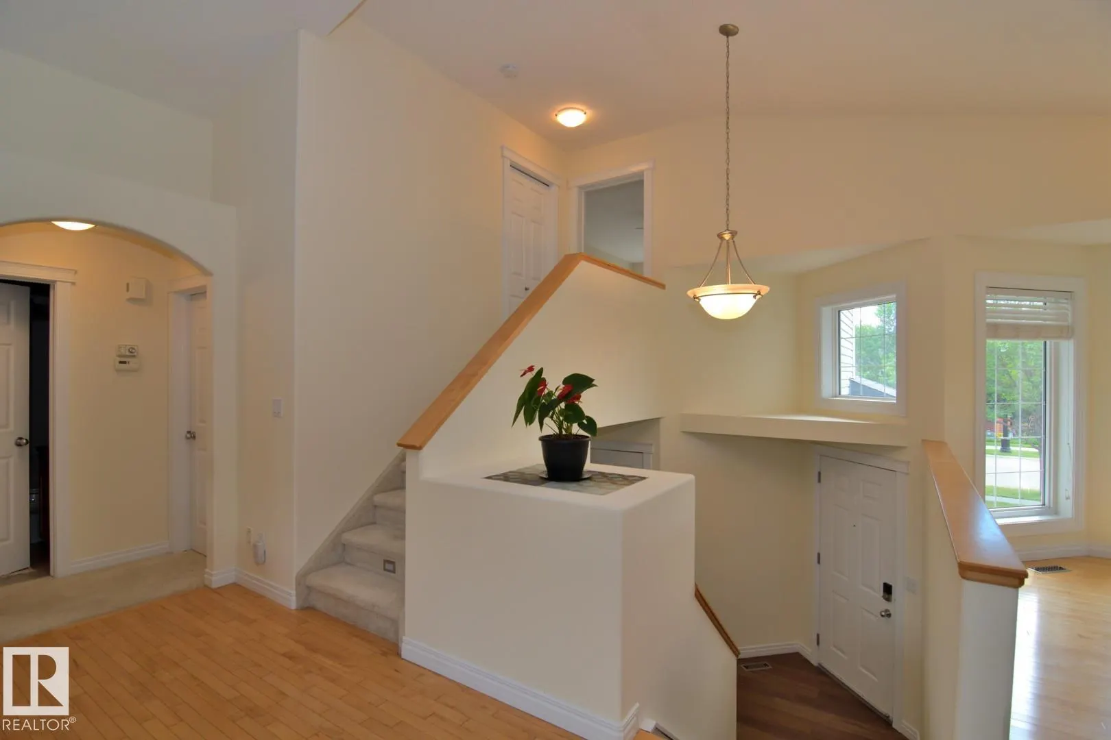 60 LAURALCREST Place