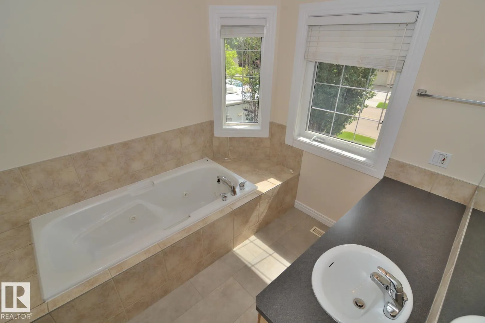 60 LAURALCREST Place