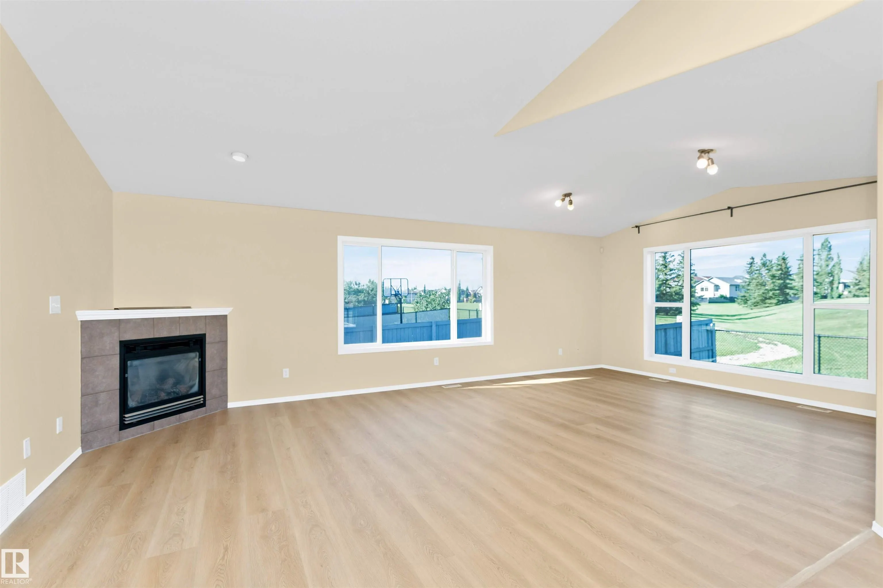 244 FOXBORO Crescent