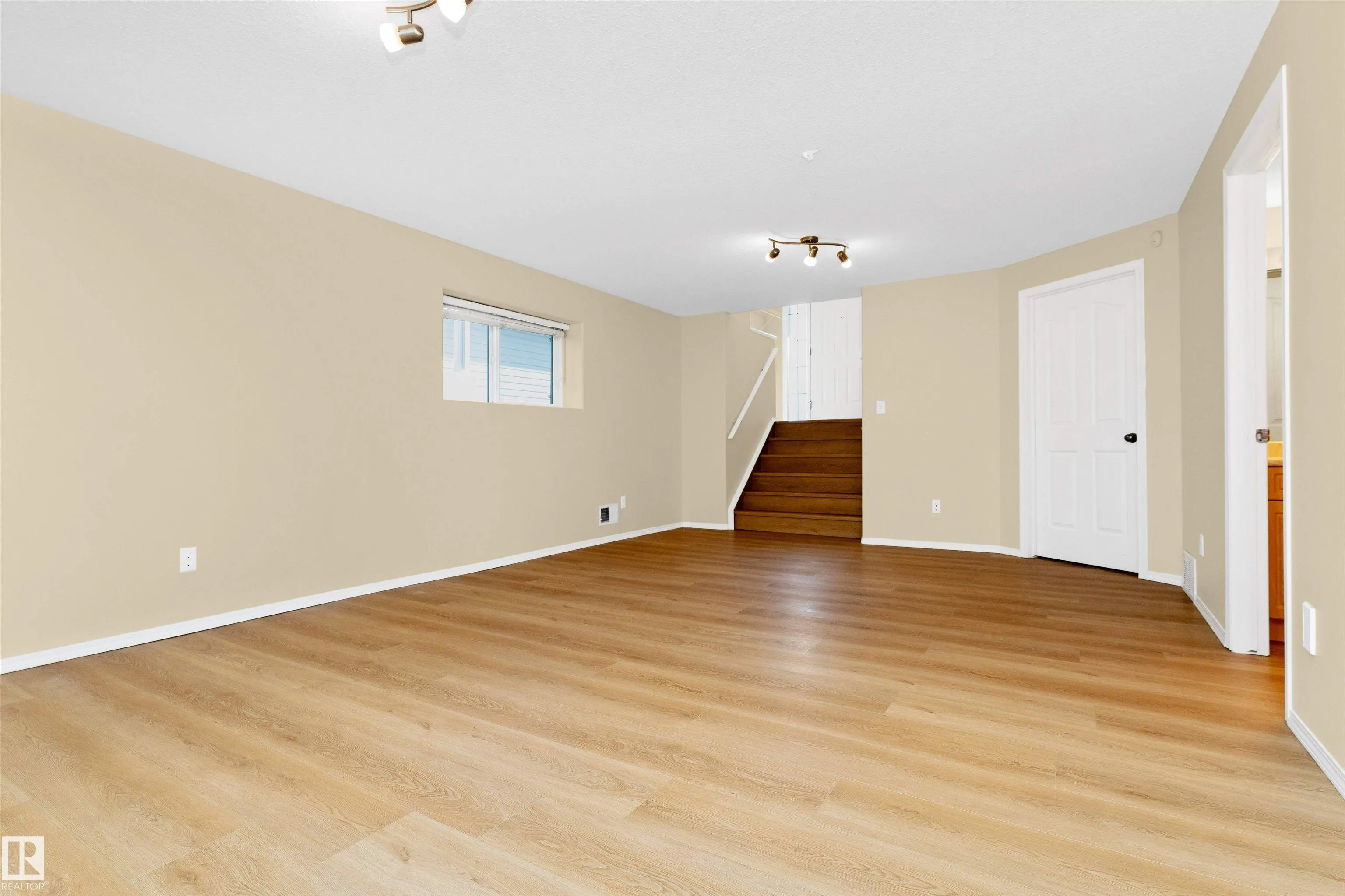 244 FOXBORO Crescent