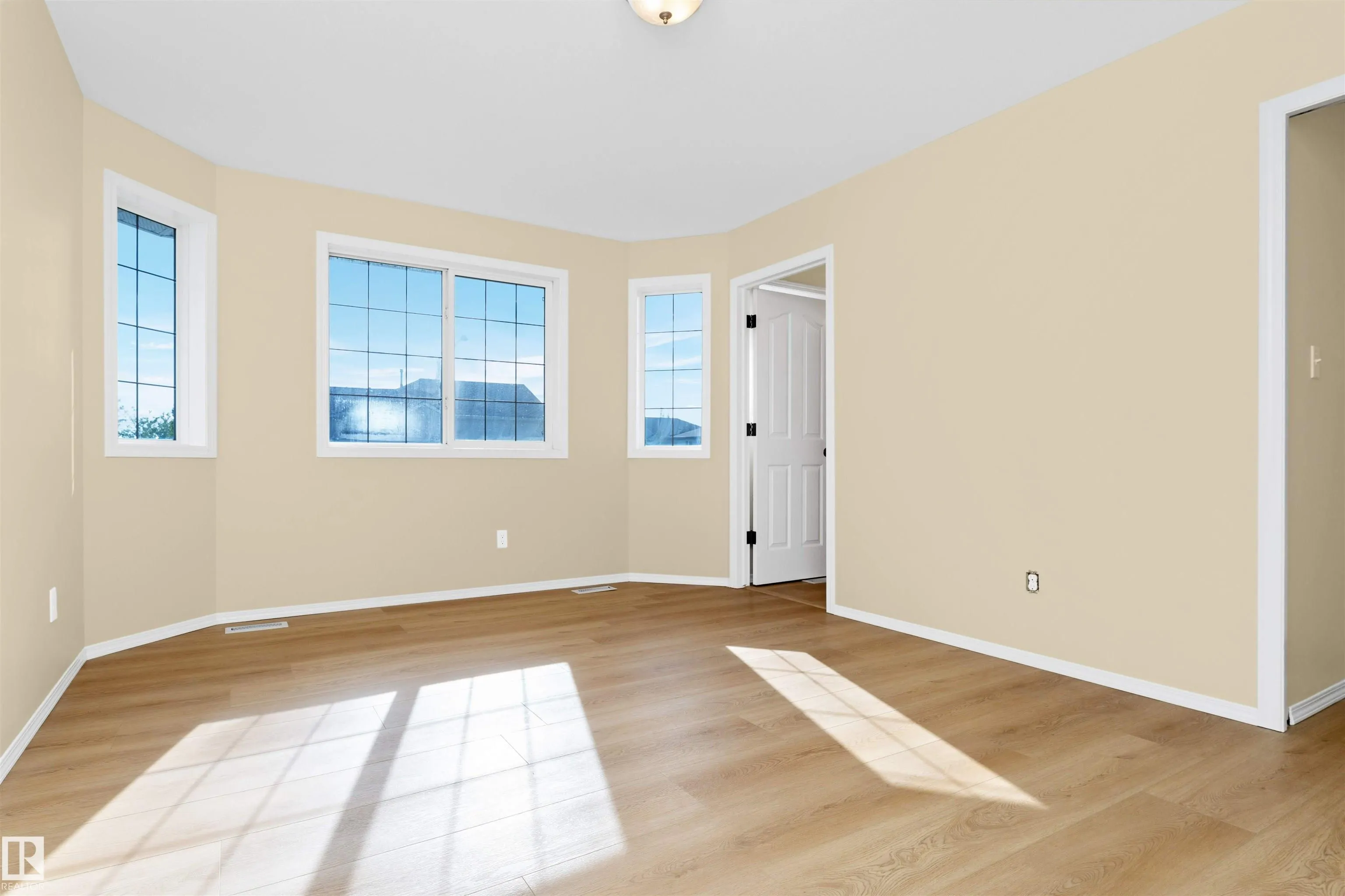 244 FOXBORO Crescent