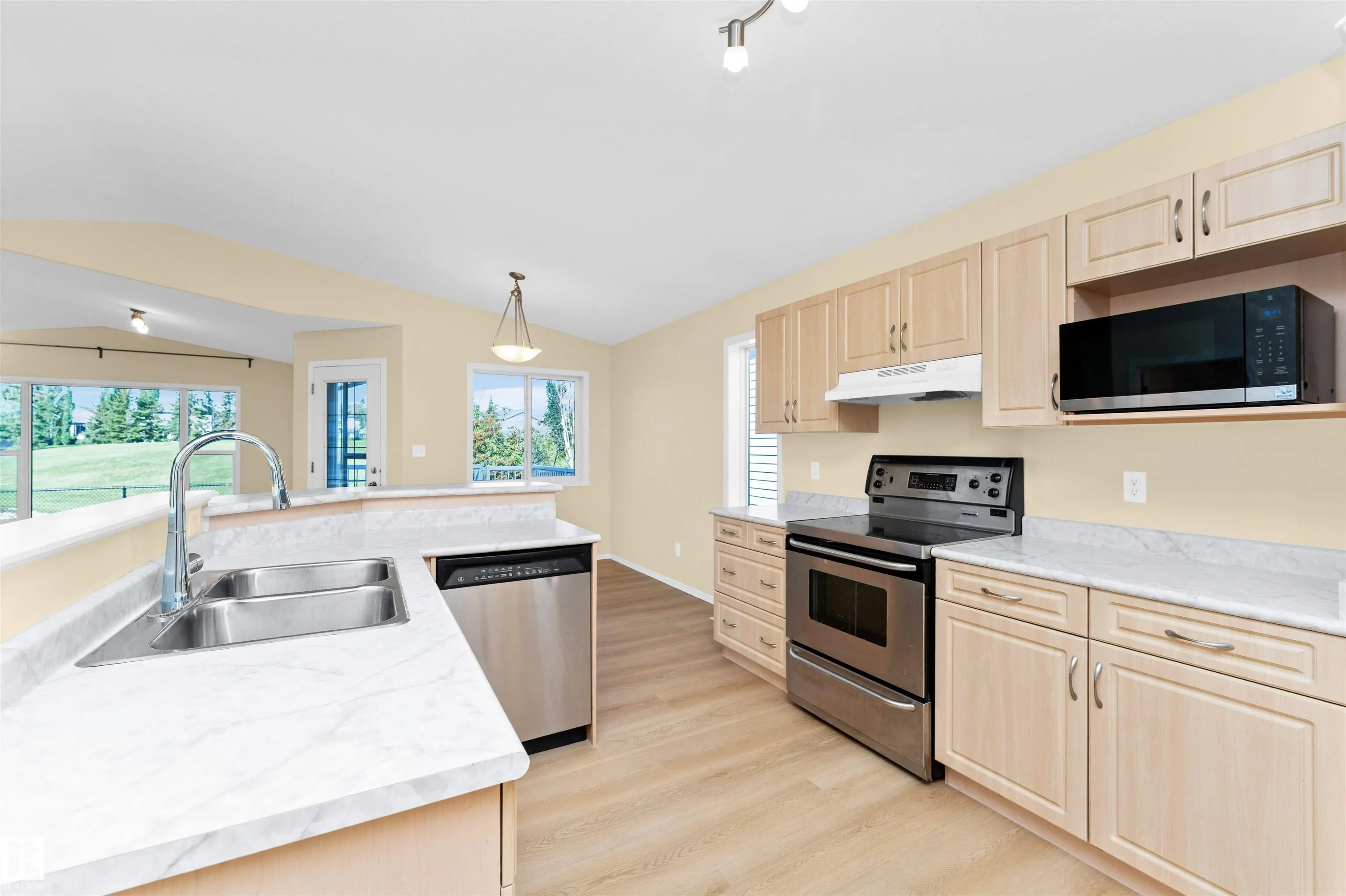244 FOXBORO Crescent