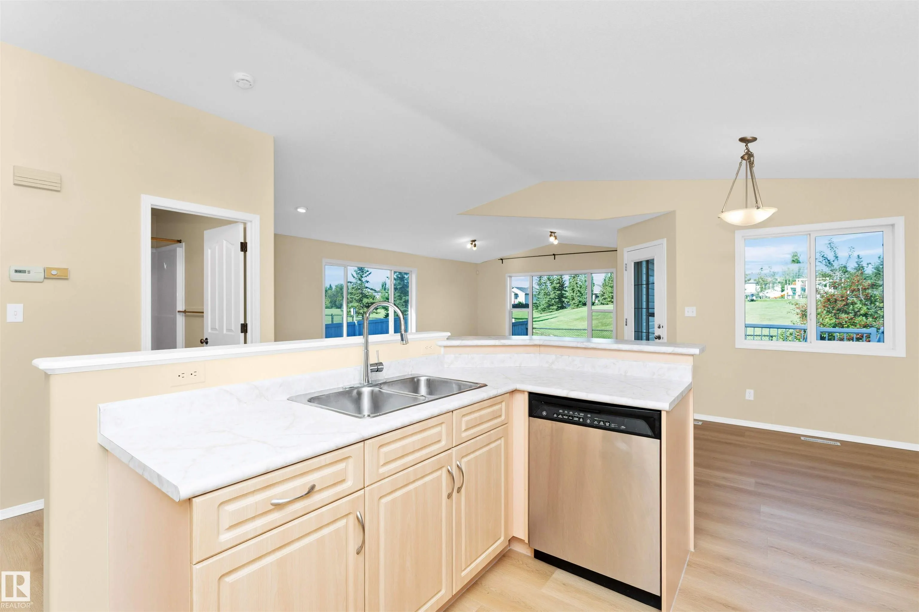 244 FOXBORO Crescent
