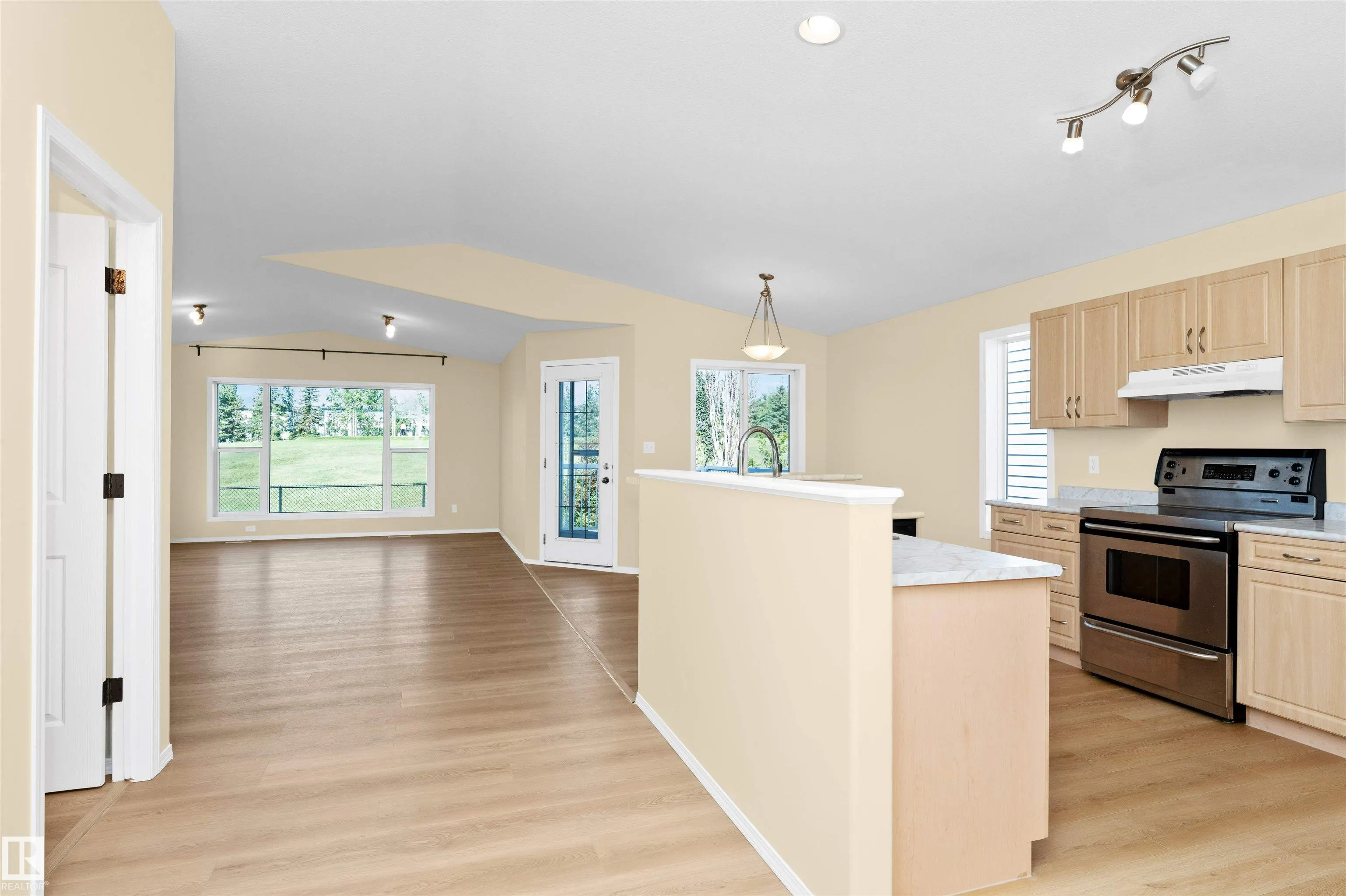244 FOXBORO Crescent