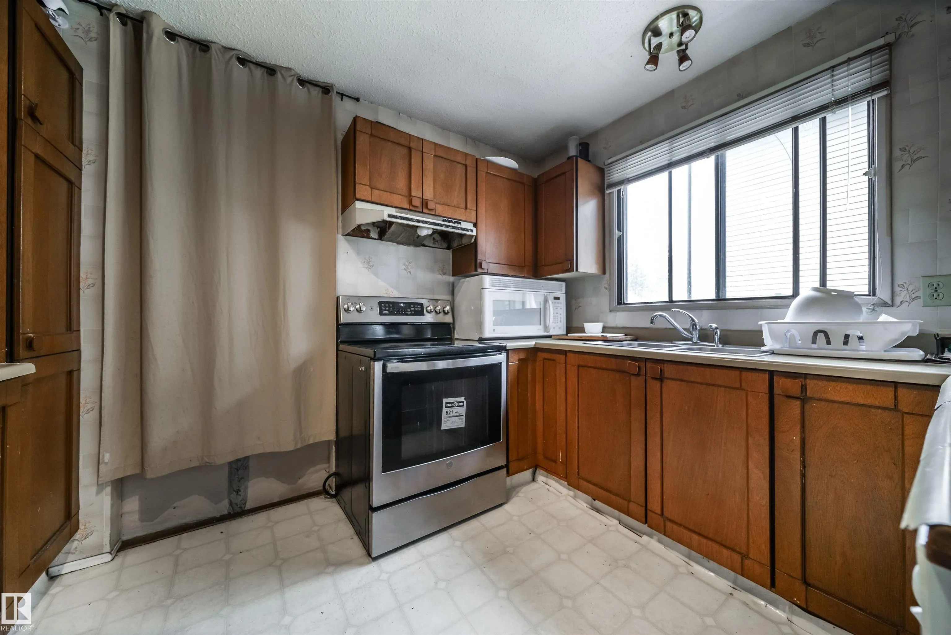 18111 76 Avenue