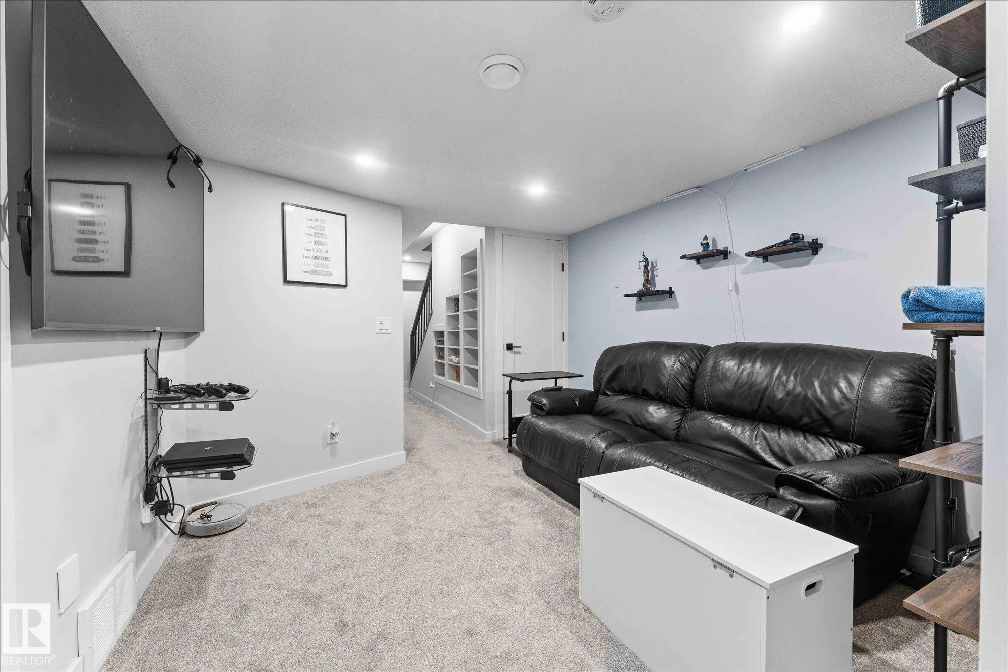 15 WOODSMERE Close