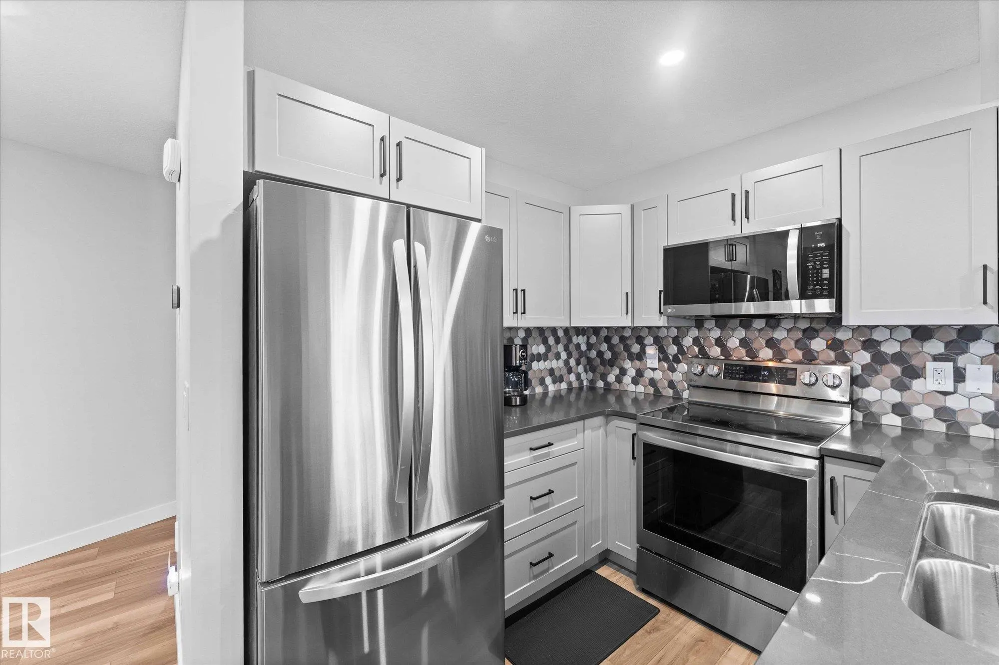 15 WOODSMERE Close
