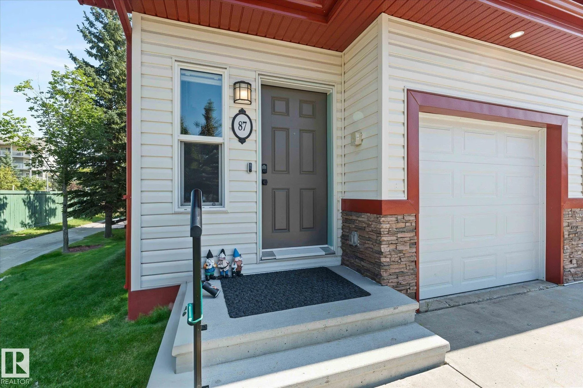 15 WOODSMERE Close