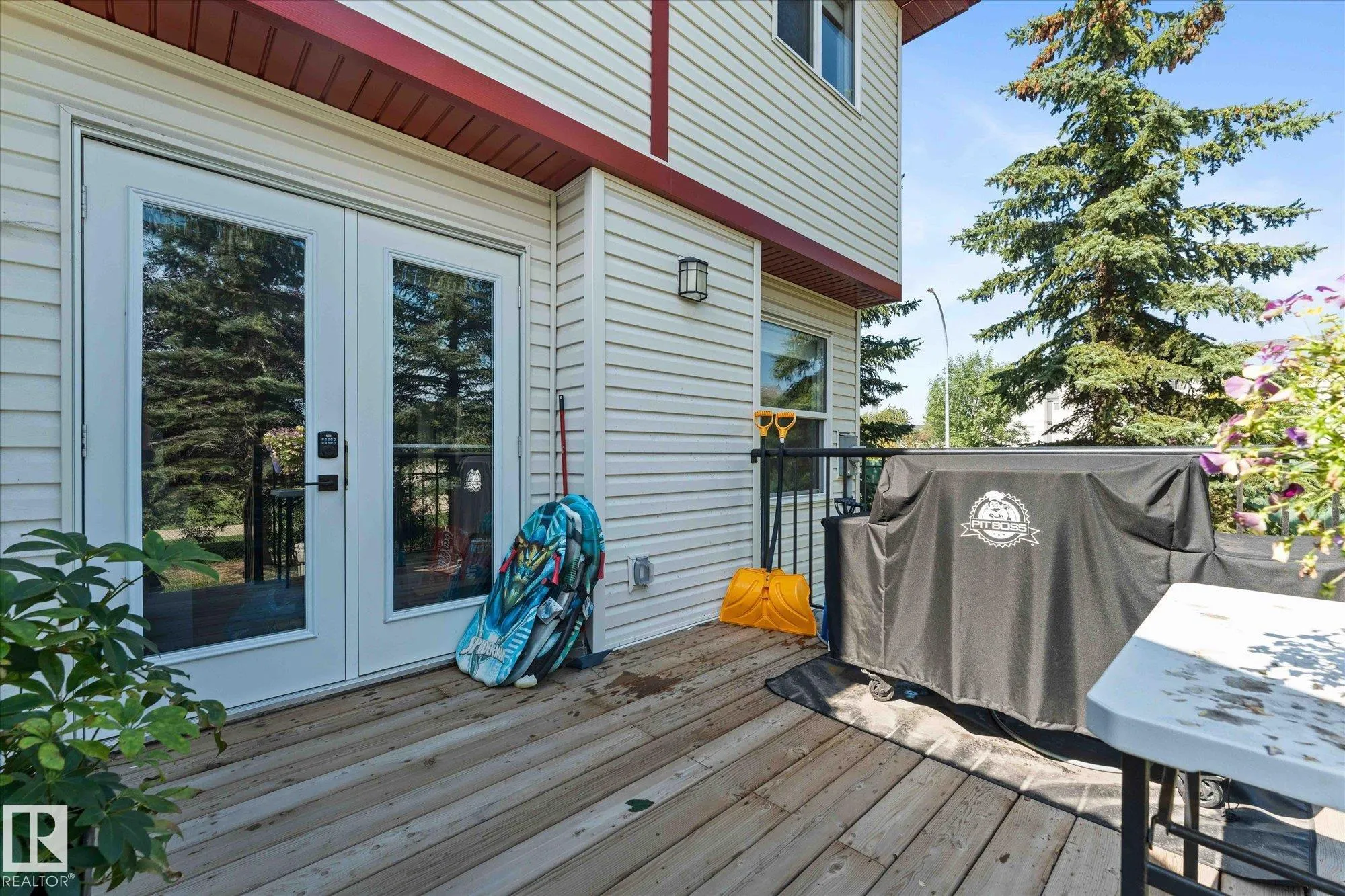 15 WOODSMERE Close