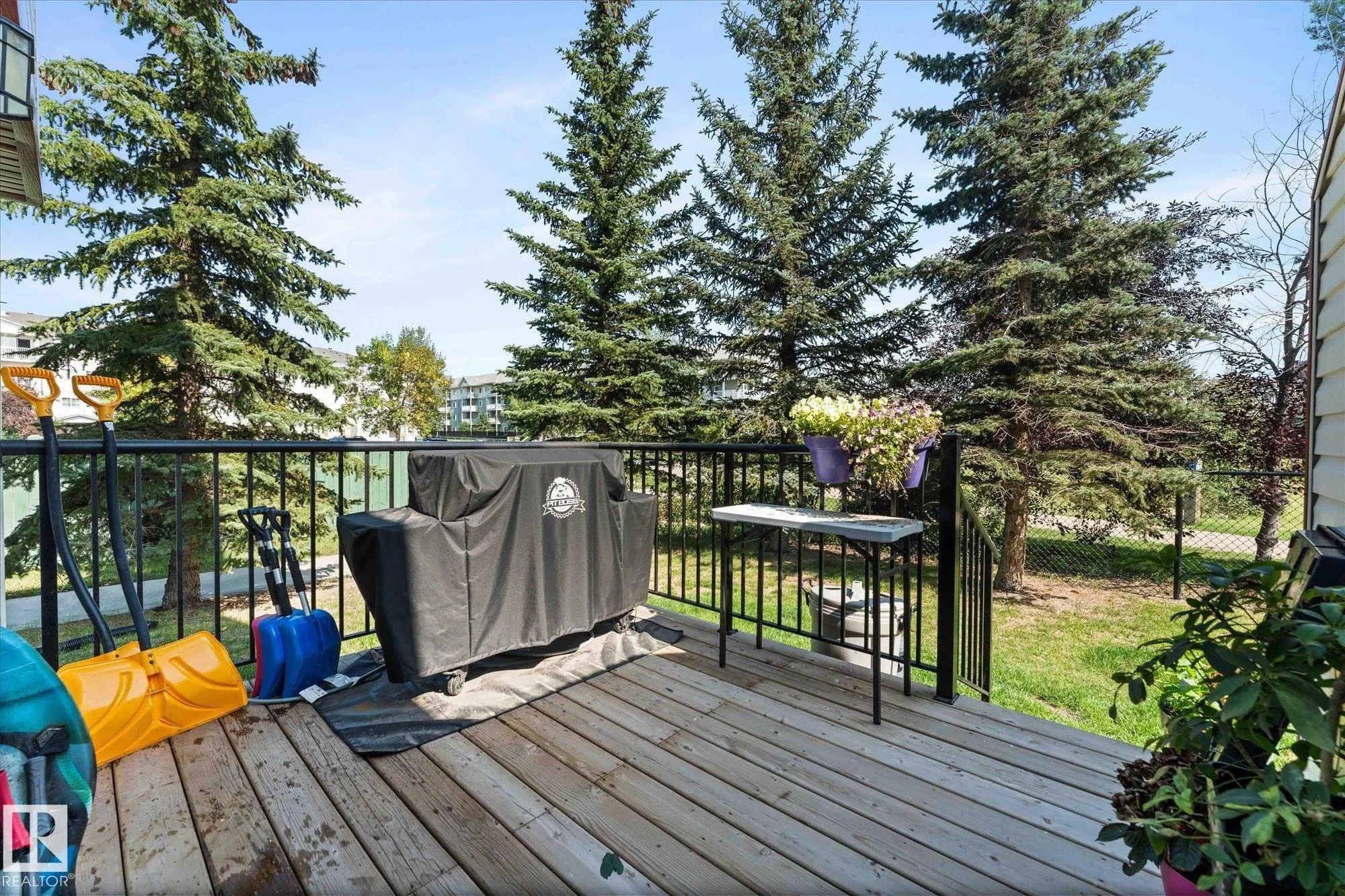 15 WOODSMERE Close