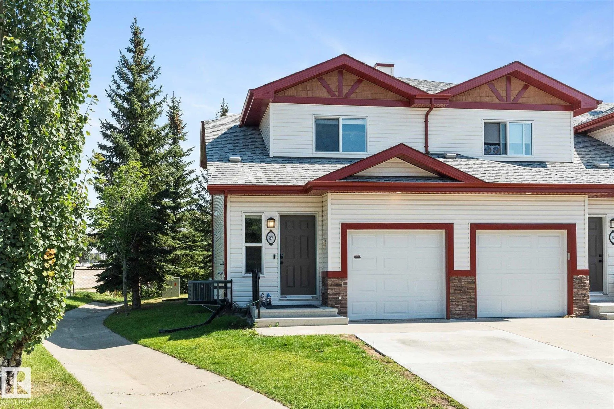 15 WOODSMERE Close