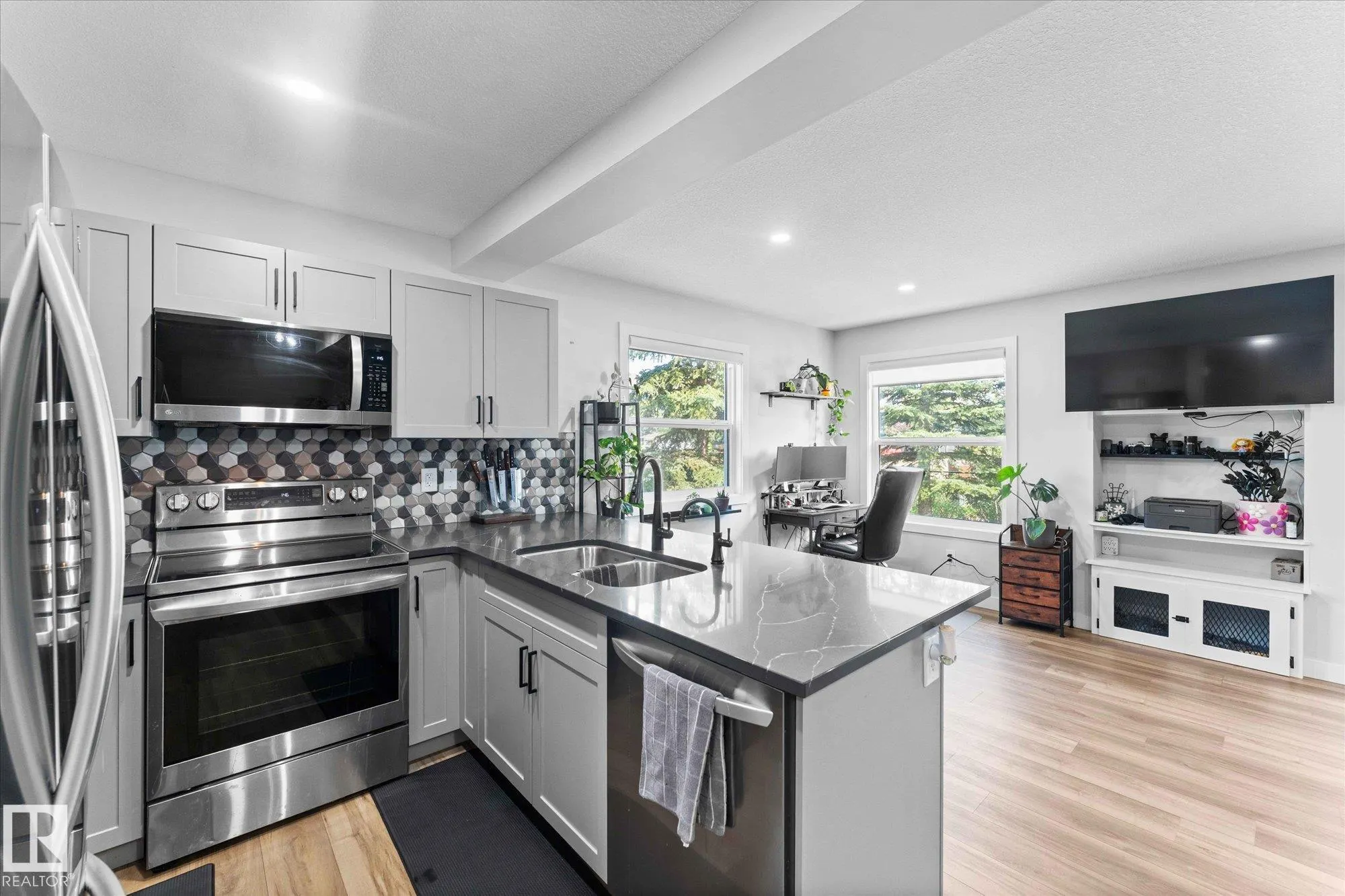 15 WOODSMERE Close