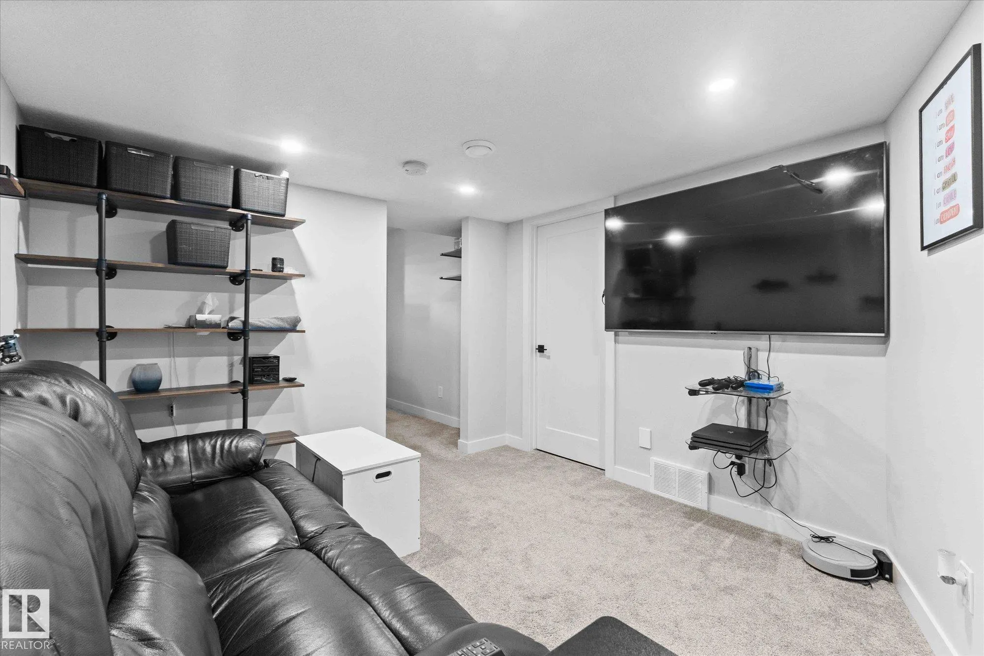 15 WOODSMERE Close
