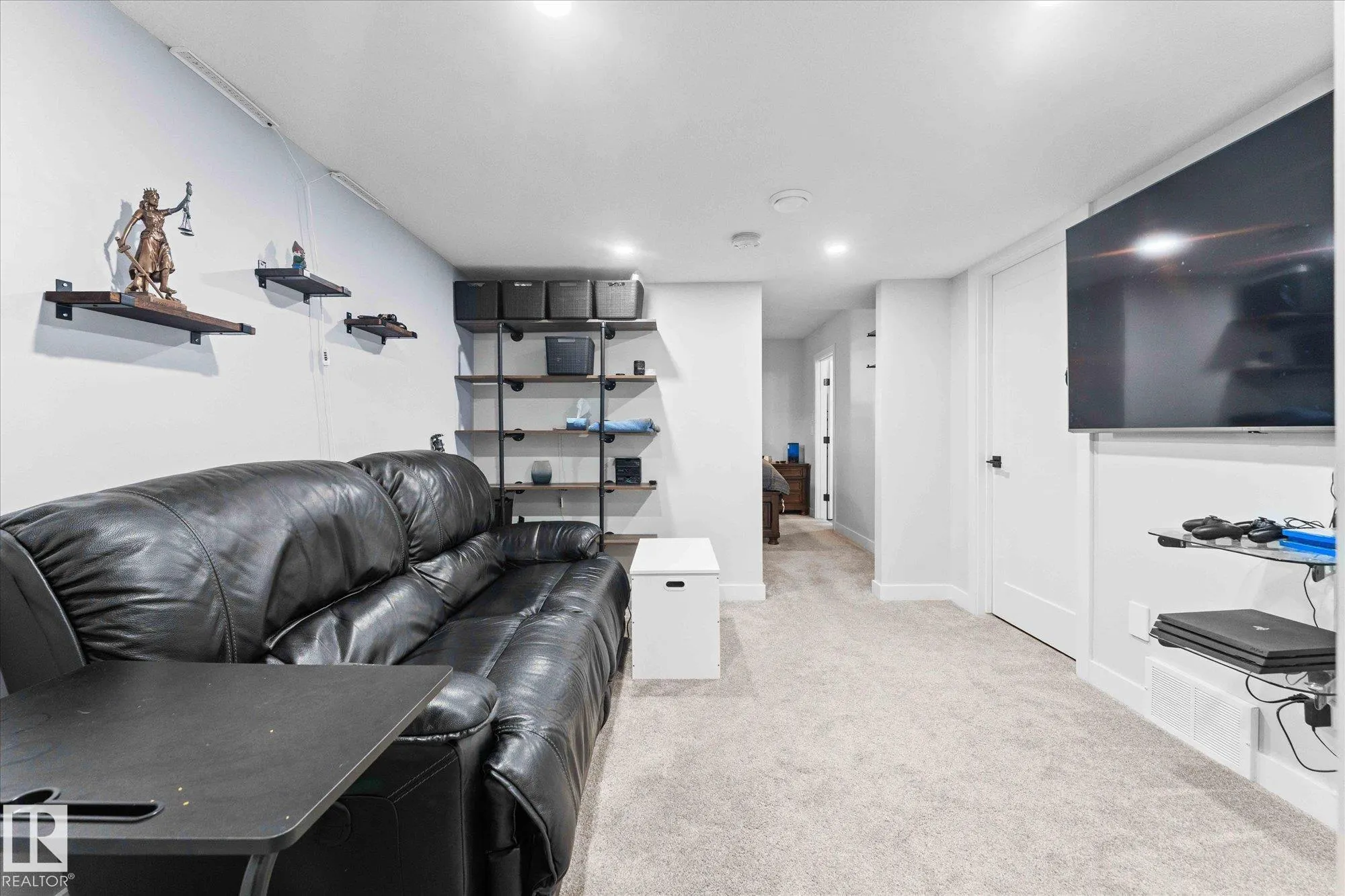 15 WOODSMERE Close