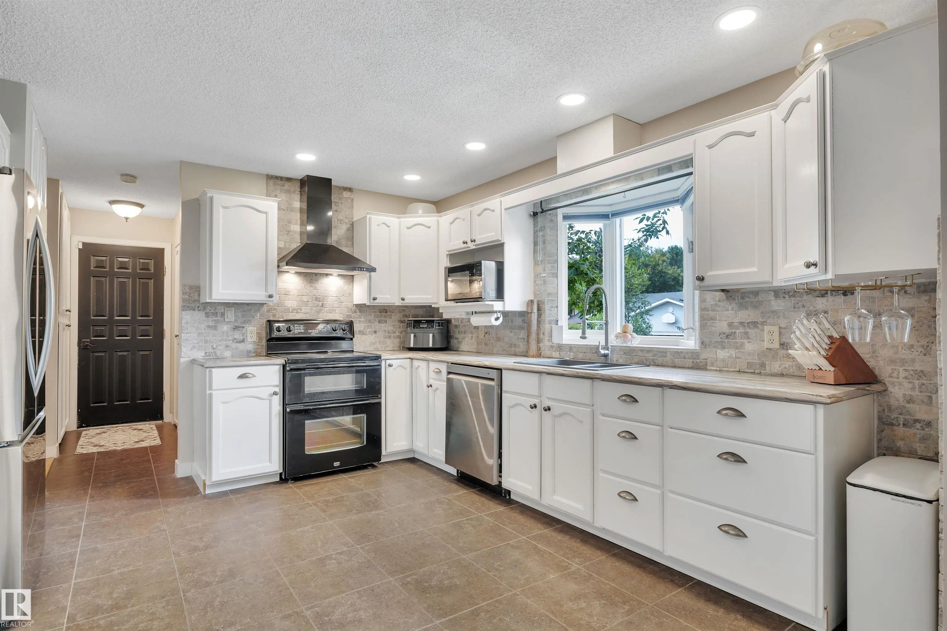 7 FIELDSTONE Cove