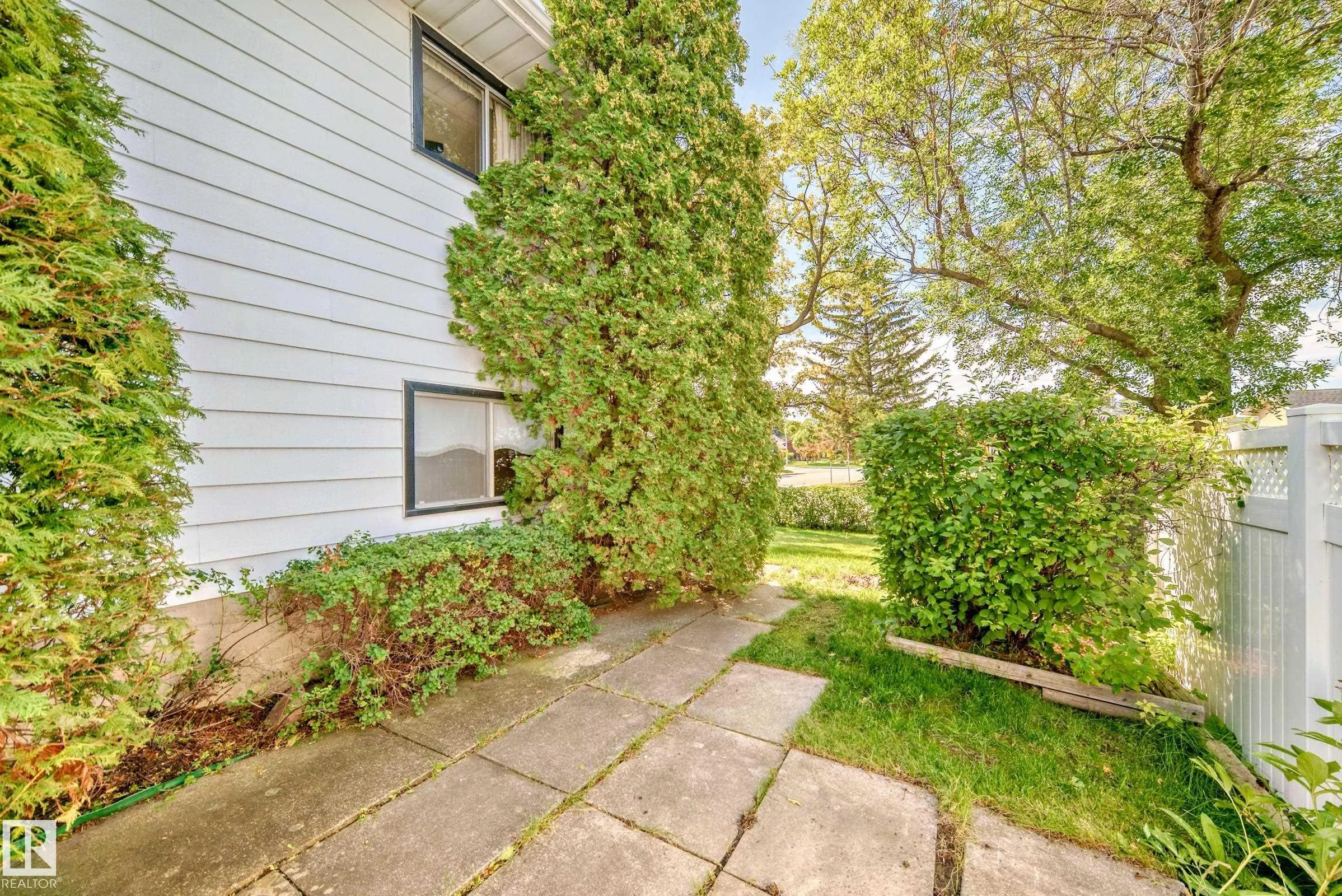 1005 STRATHCONA Drive