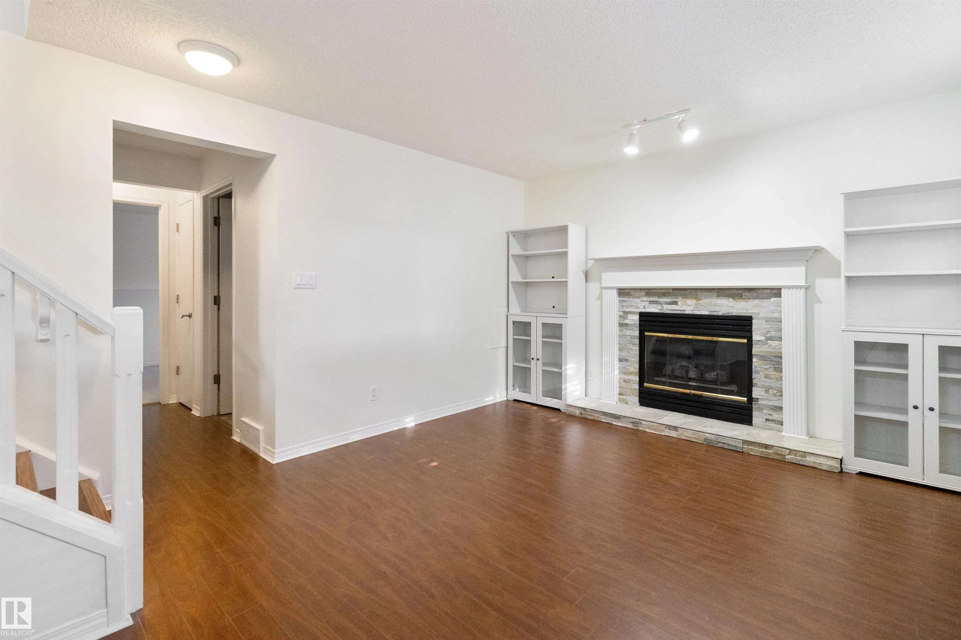 2 ASPENGLEN Place