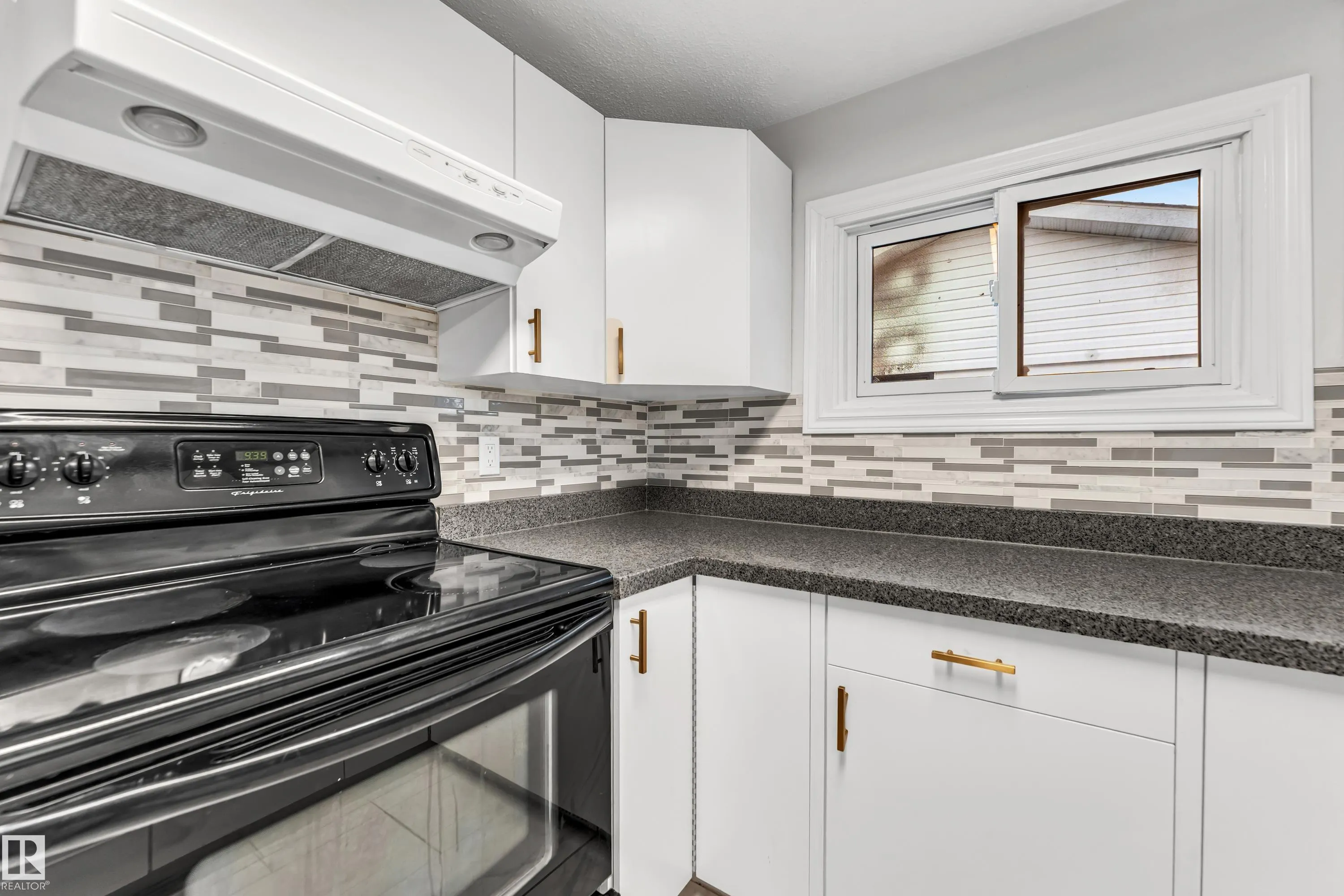 79 Garnet Cres