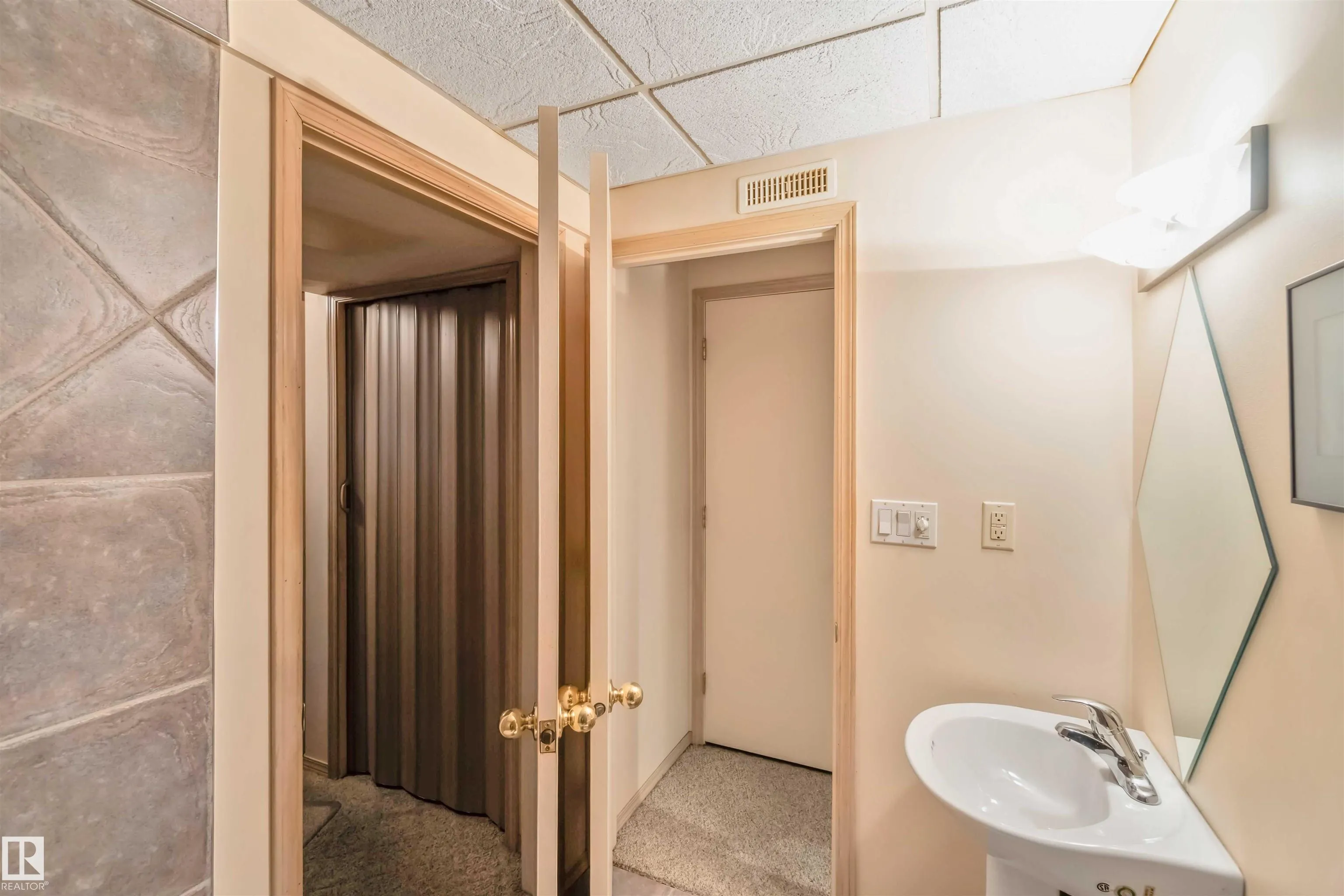 858 RYAN Place