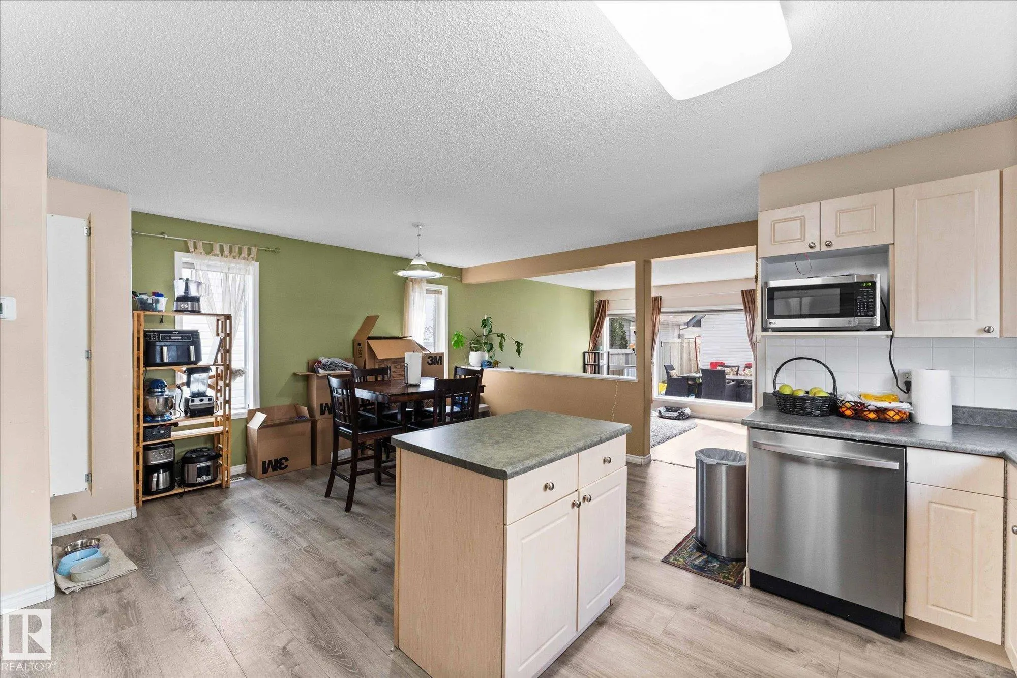 1220 Gillespie Crescent
