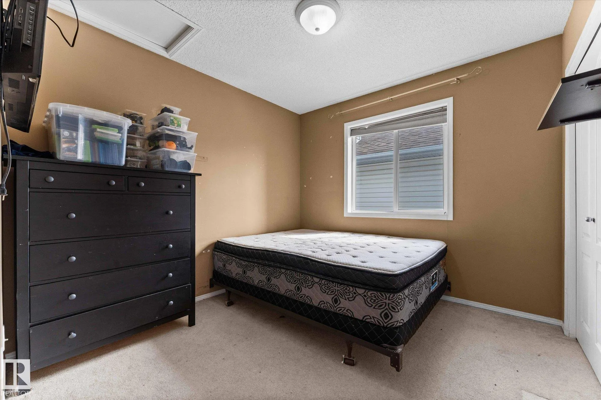 1220 Gillespie Crescent