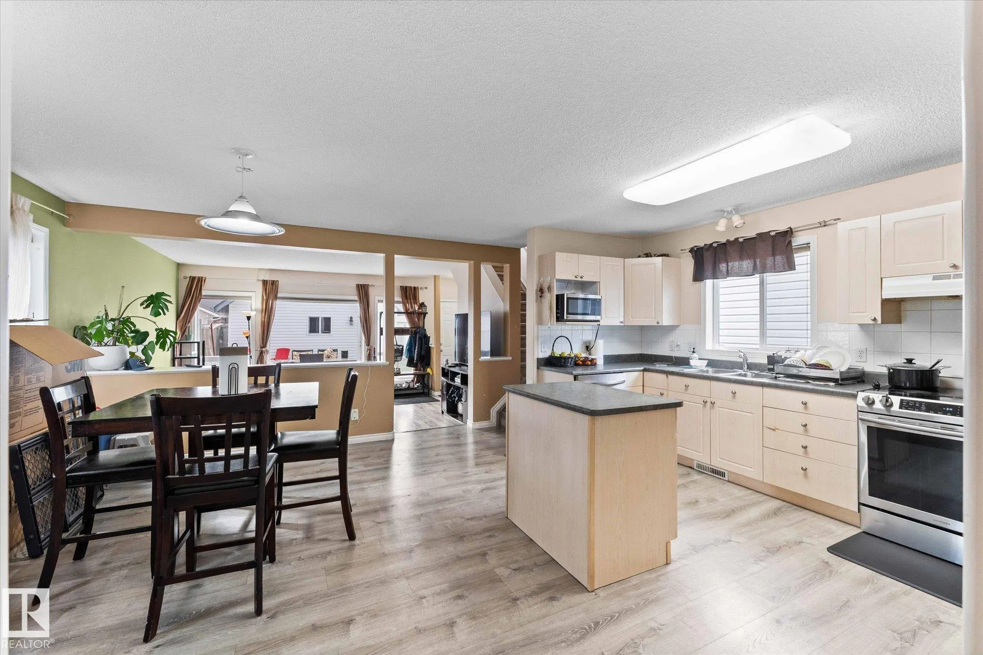 1220 Gillespie Crescent