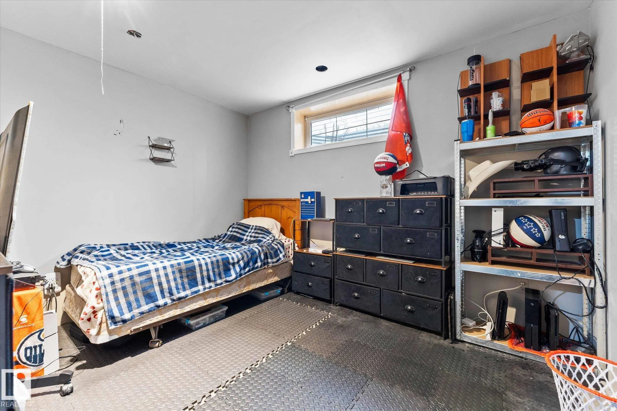 1220 Gillespie Crescent
