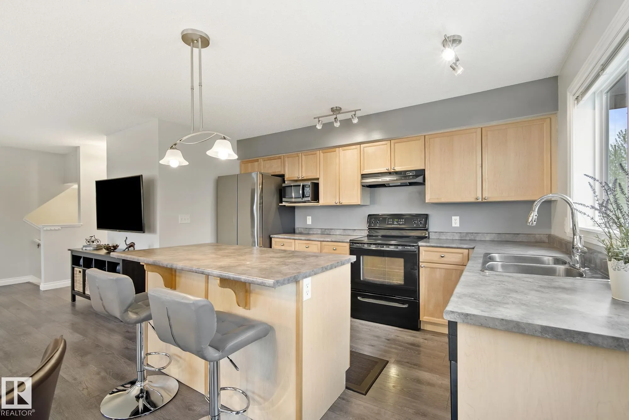 12050 17 Avenue