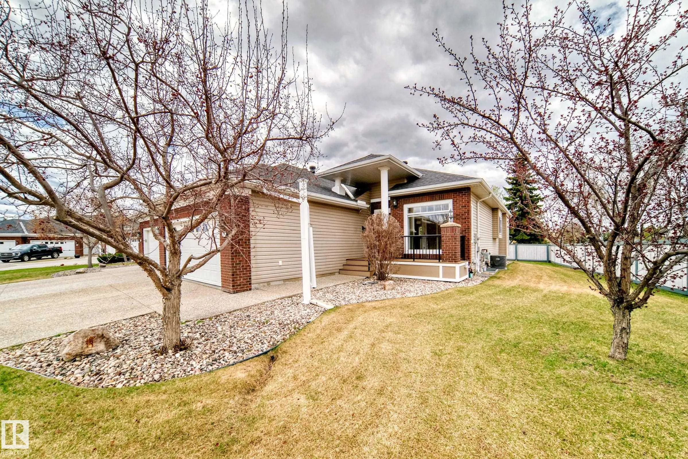 1 LONGVIEW Crescent
