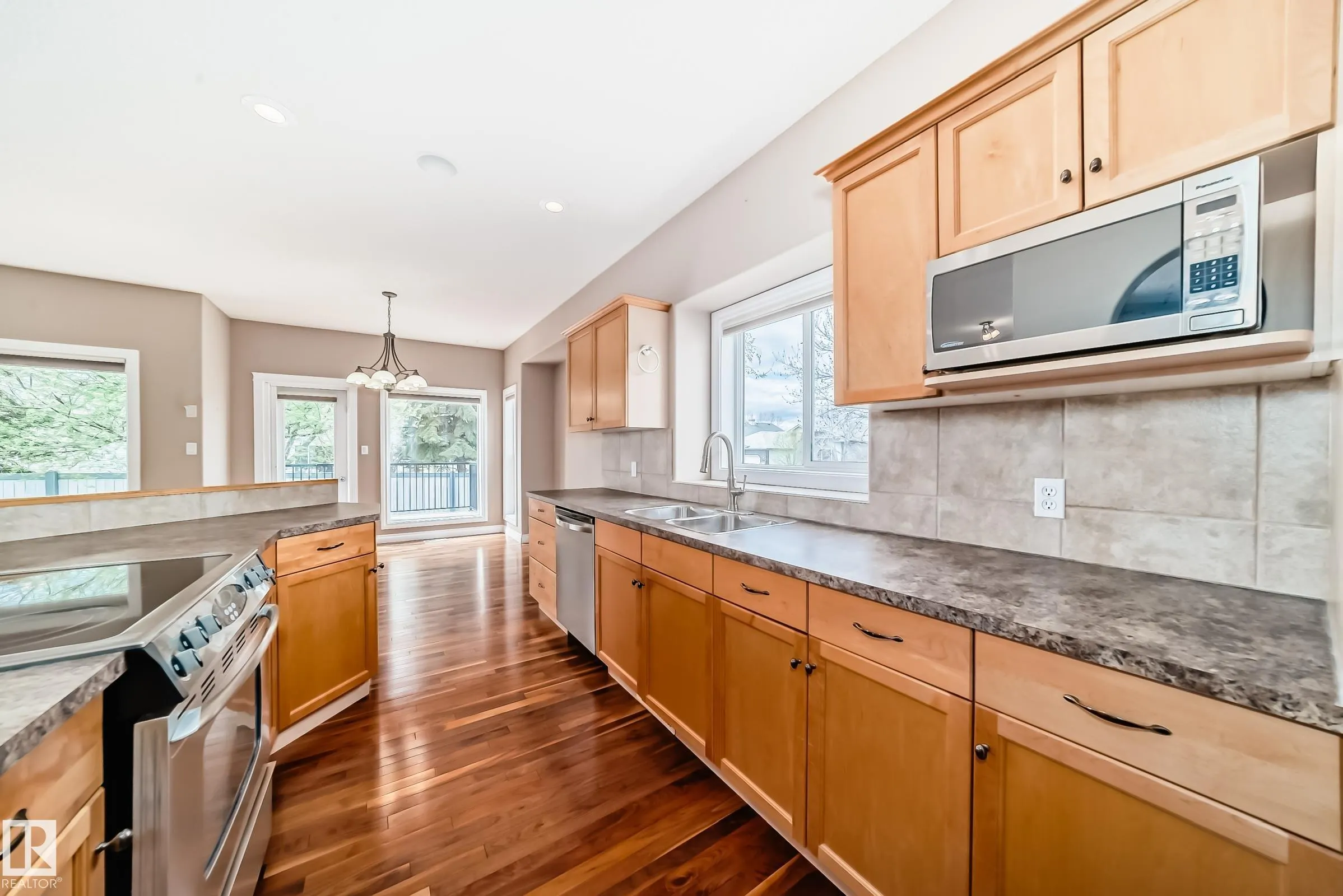 1 LONGVIEW Crescent
