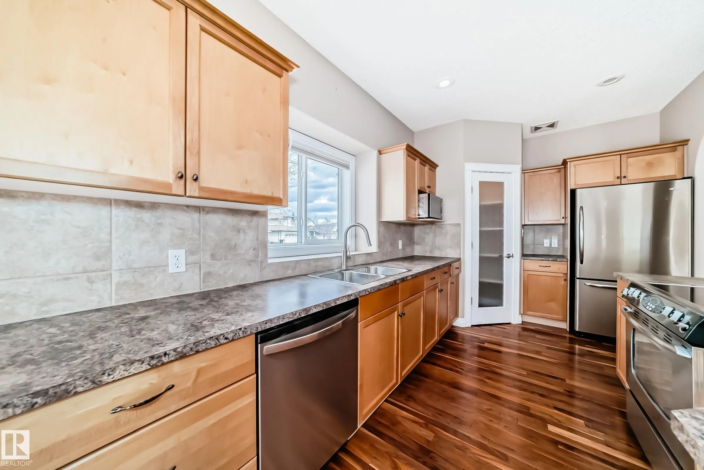 1 LONGVIEW Crescent