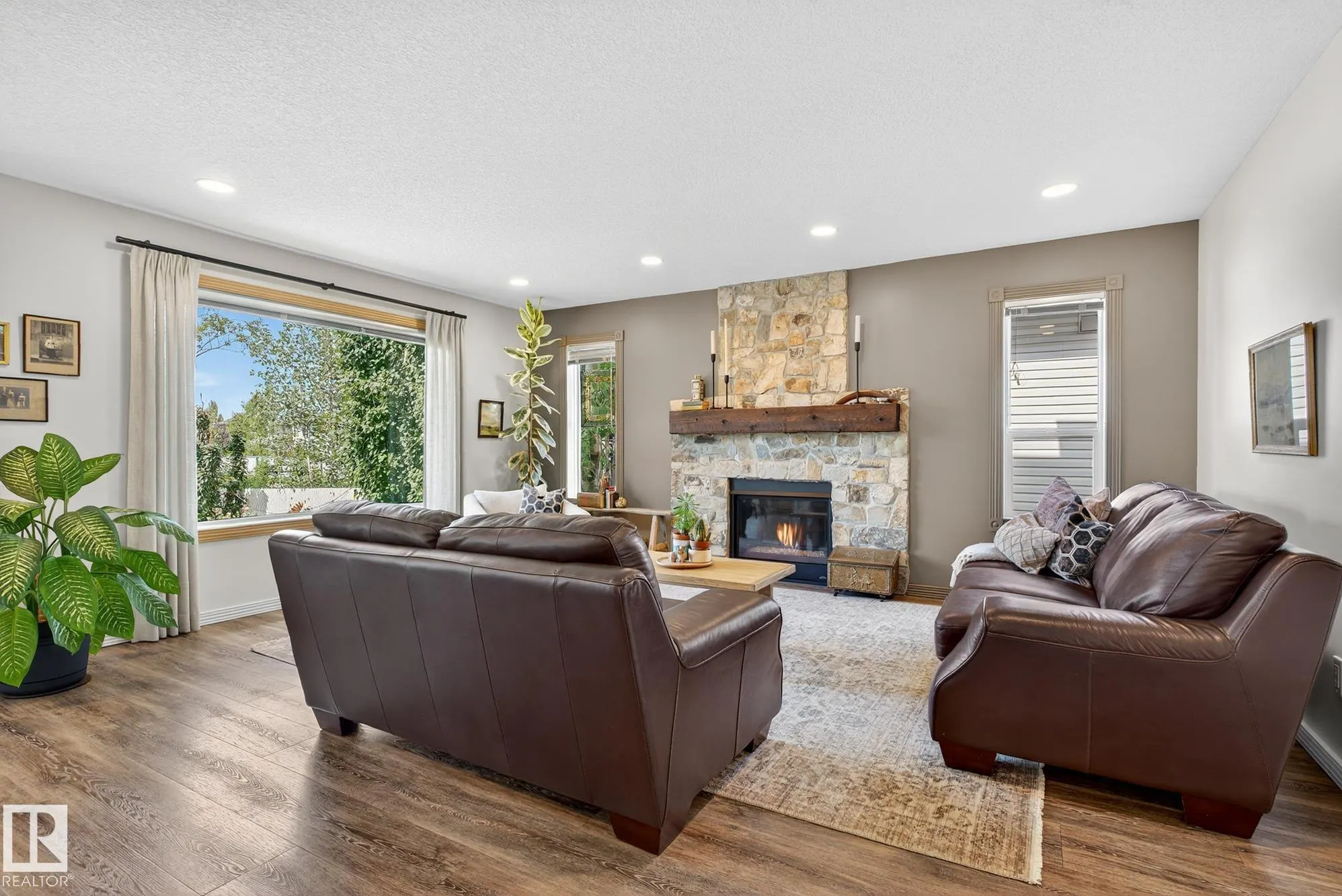 11 LINKSIDE Way